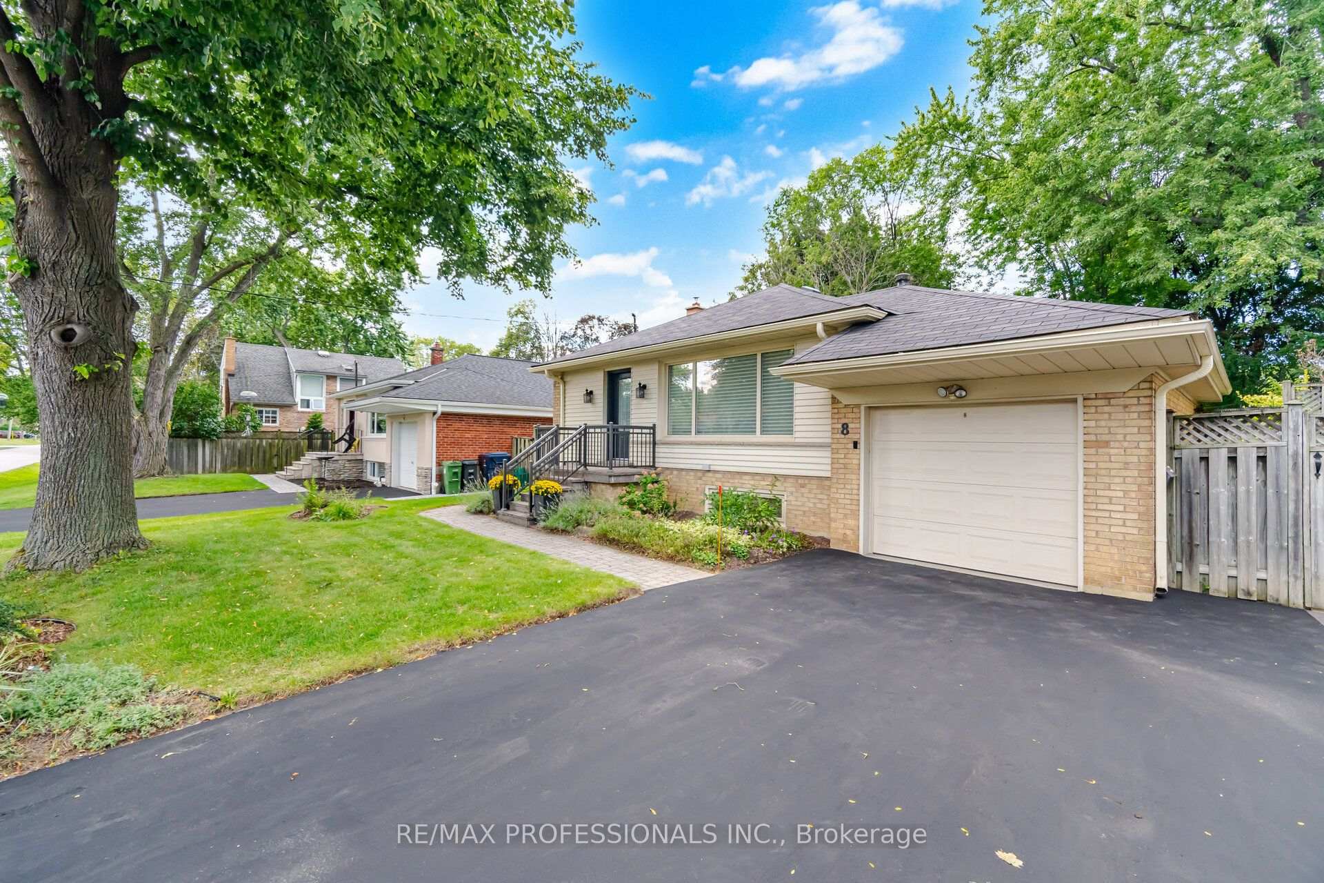 Photo 2 of 8 Beaverbrook Avenue, Etobicoke, Princess-Rosethorn — HOMEH