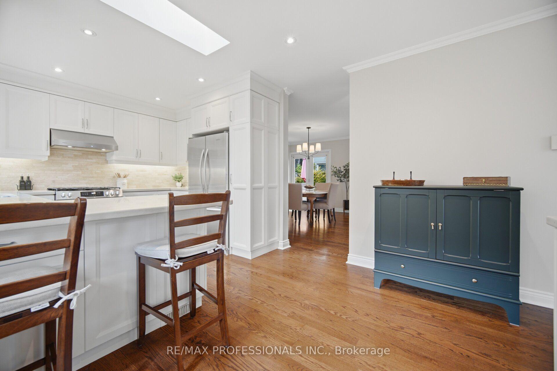 Photo 9 of 8 Beaverbrook Avenue, Etobicoke, Princess-Rosethorn — HOMEH
