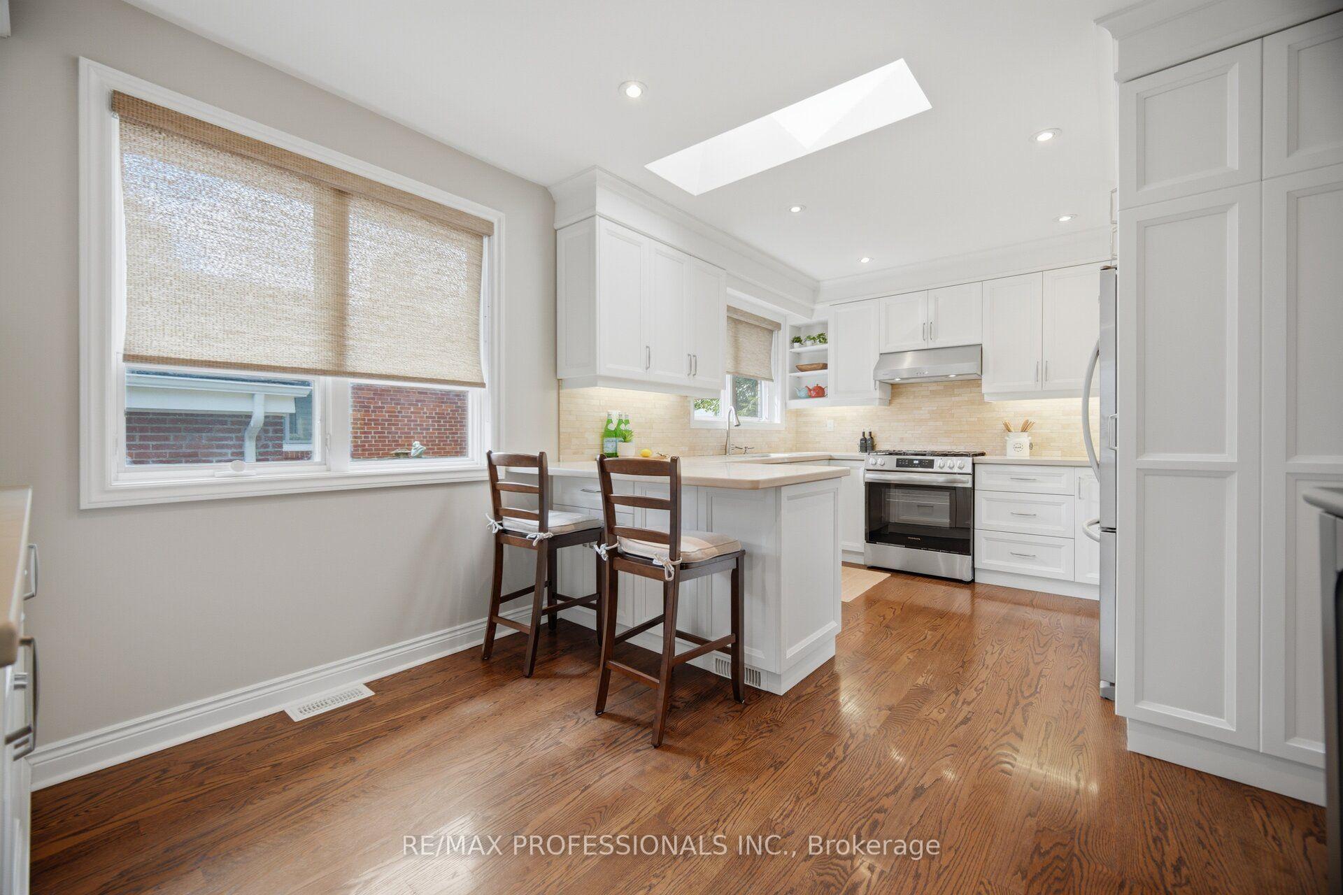 Photo 10 of 8 Beaverbrook Avenue, Etobicoke, Princess-Rosethorn — HOMEH