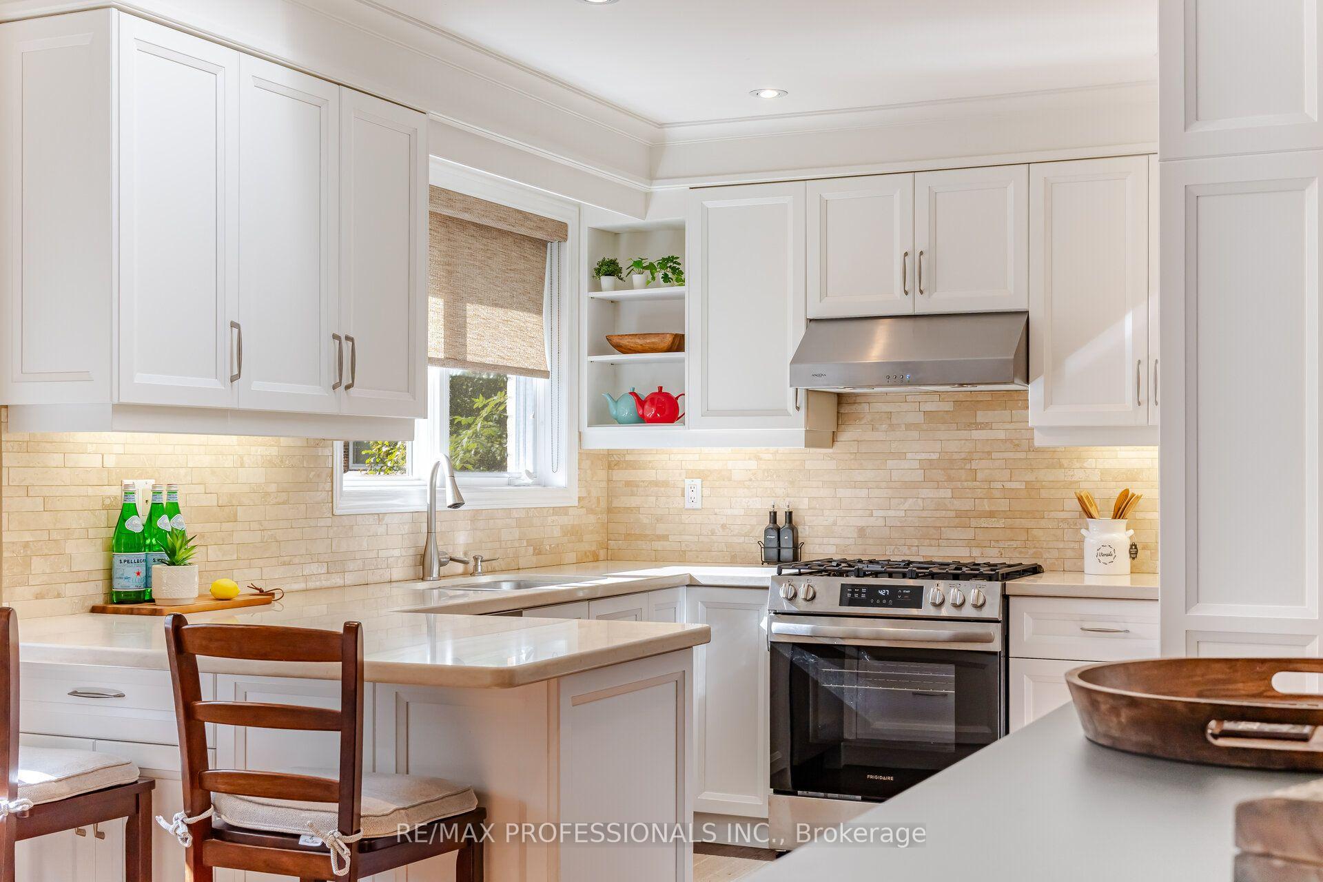 Photo 11 of 8 Beaverbrook Avenue, Etobicoke, Princess-Rosethorn — HOMEH