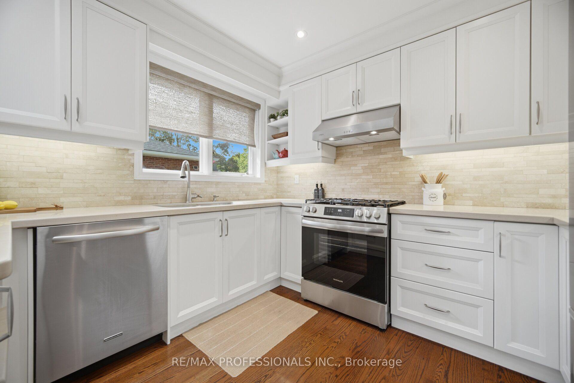 Photo 12 of 8 Beaverbrook Avenue, Etobicoke, Princess-Rosethorn — HOMEH