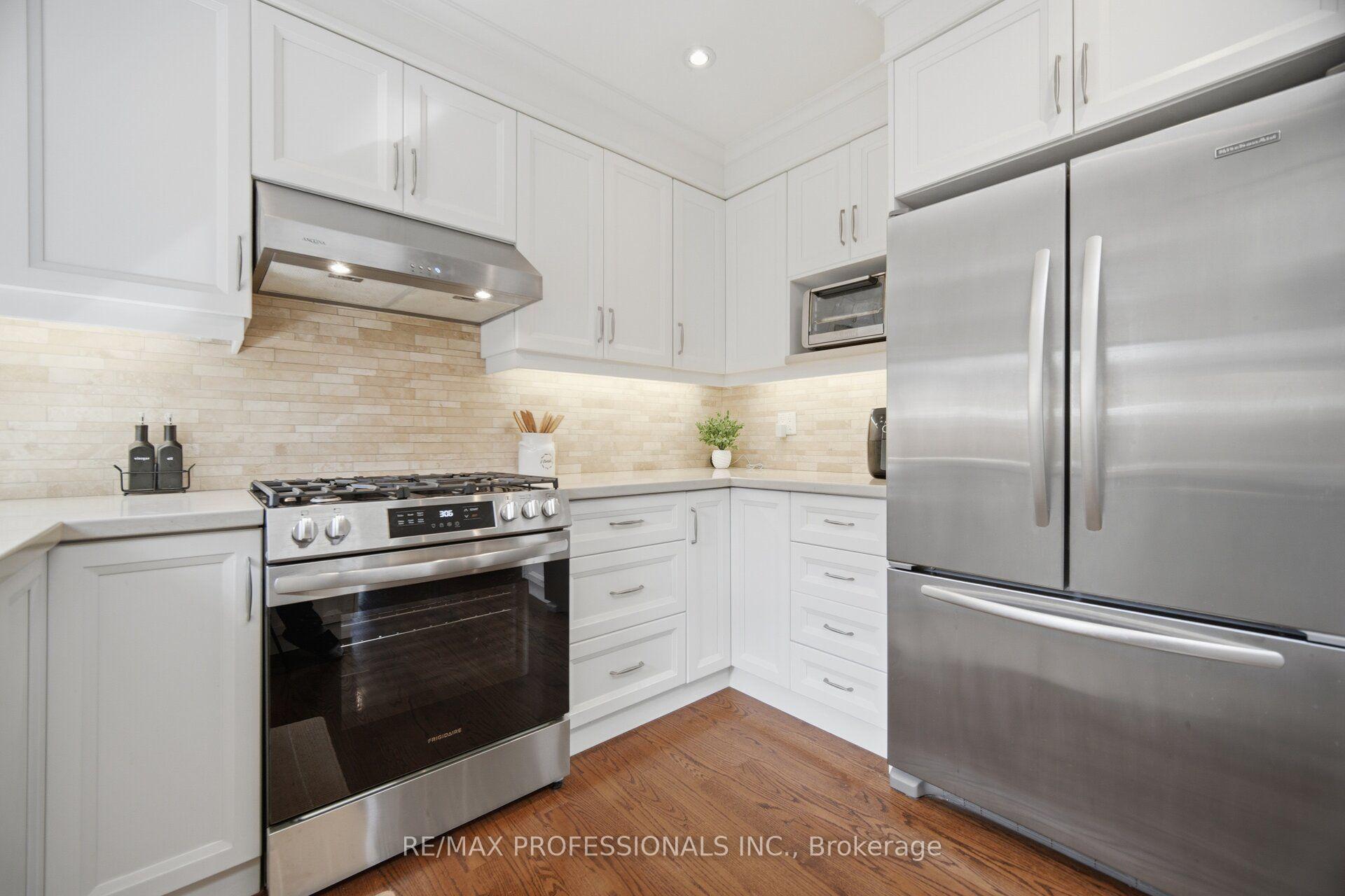 Photo 13 of 8 Beaverbrook Avenue, Etobicoke, Princess-Rosethorn — HOMEH