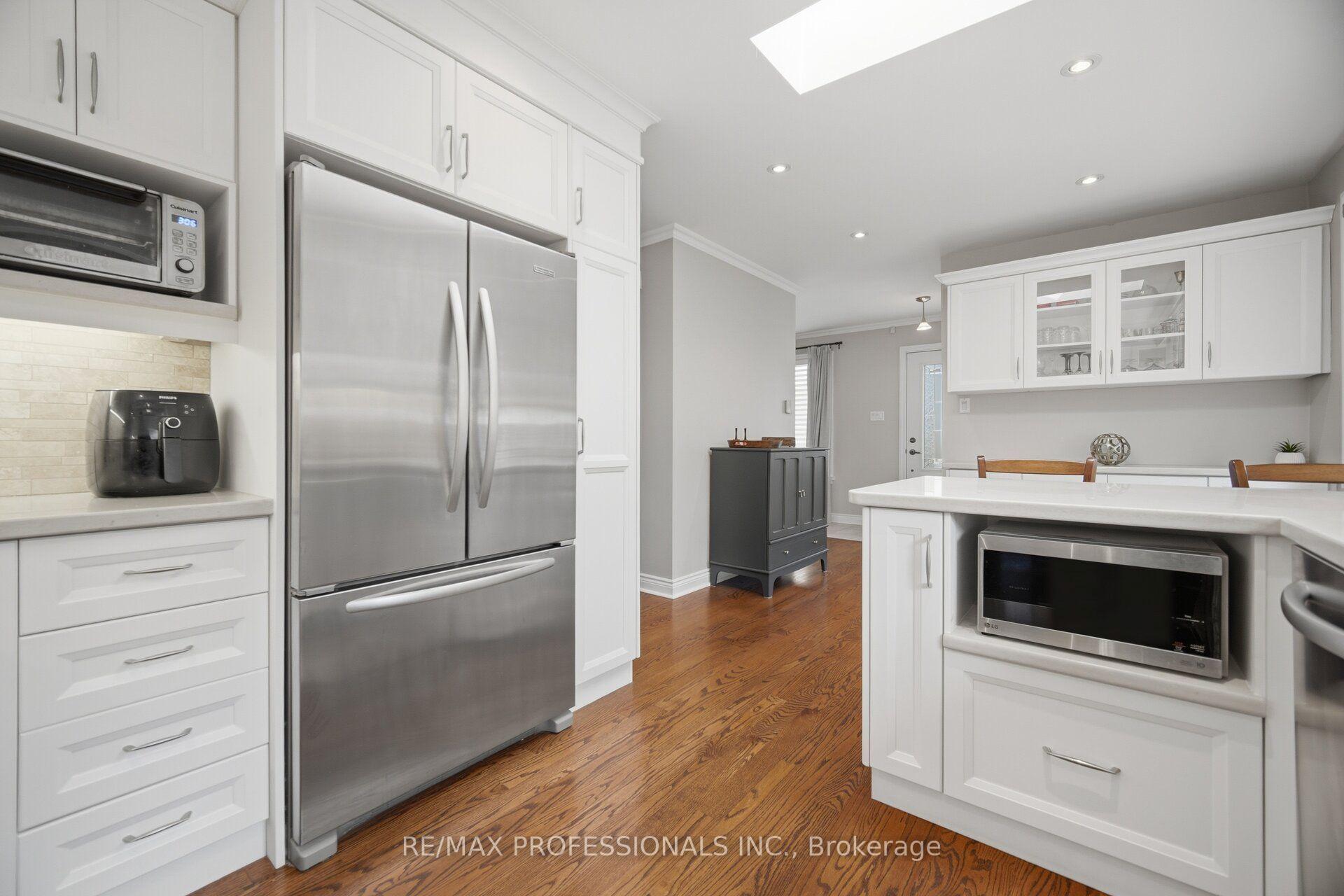 Photo 14 of 8 Beaverbrook Avenue, Etobicoke, Princess-Rosethorn — HOMEH