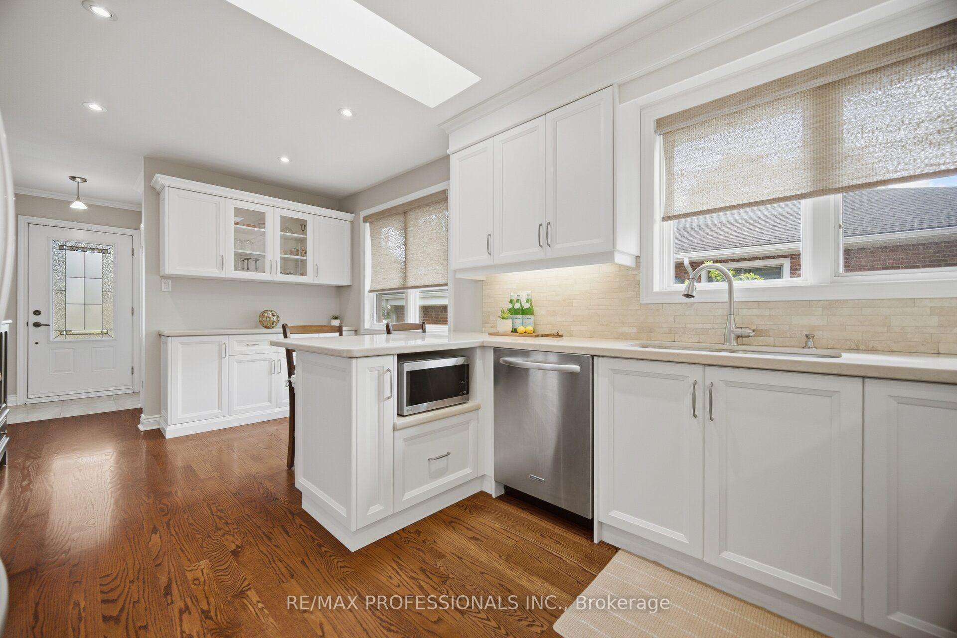 Photo 15 of 8 Beaverbrook Avenue, Etobicoke, Princess-Rosethorn — HOMEH