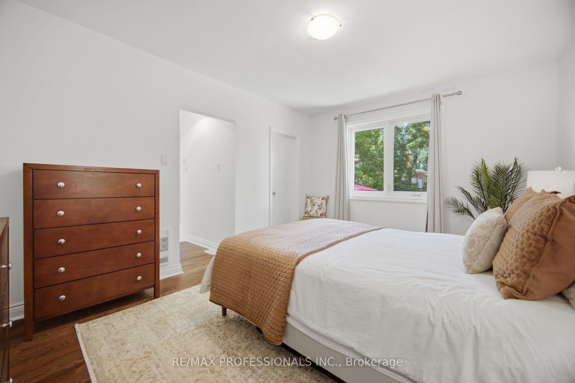 Photo 18 of 8 Beaverbrook Avenue, Etobicoke, Princess-Rosethorn — HOMEH