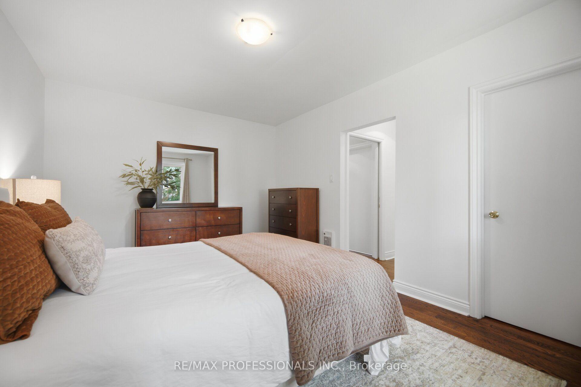 Photo 19 of 8 Beaverbrook Avenue, Etobicoke, Princess-Rosethorn — HOMEH