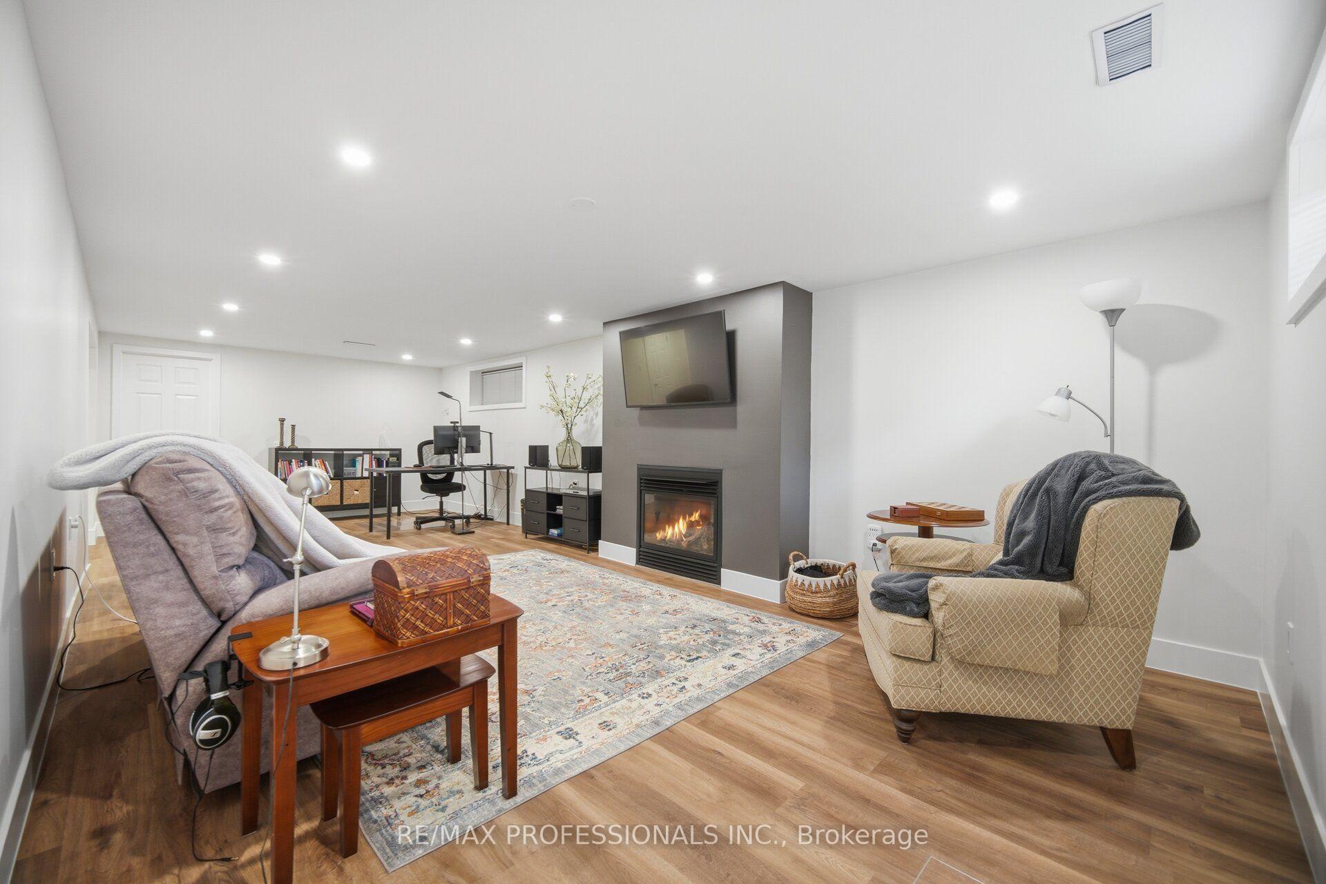 Photo 25 of 8 Beaverbrook Avenue, Etobicoke, Princess-Rosethorn — HOMEH