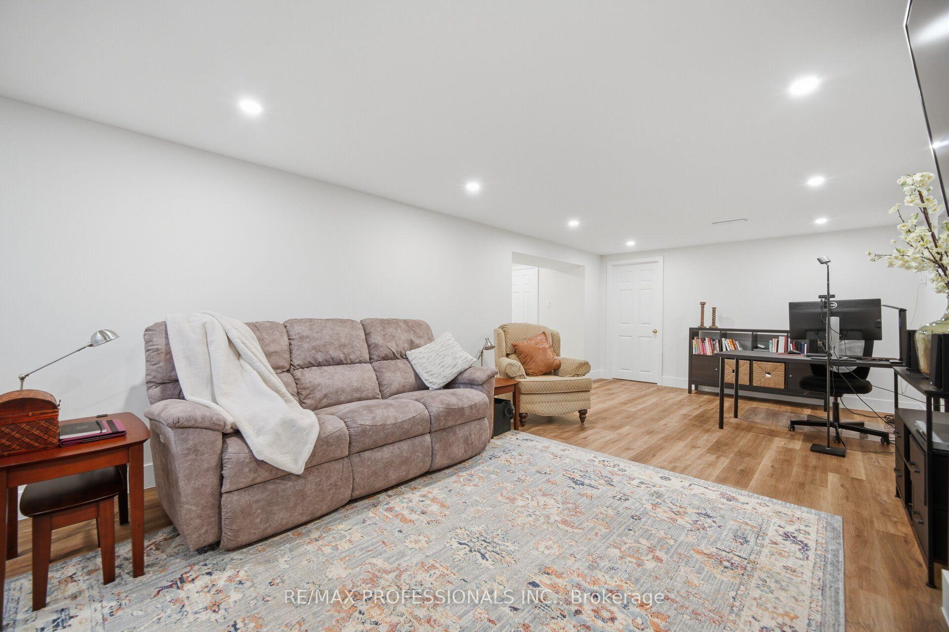 Photo 28 of 8 Beaverbrook Avenue, Etobicoke, Princess-Rosethorn — HOMEH