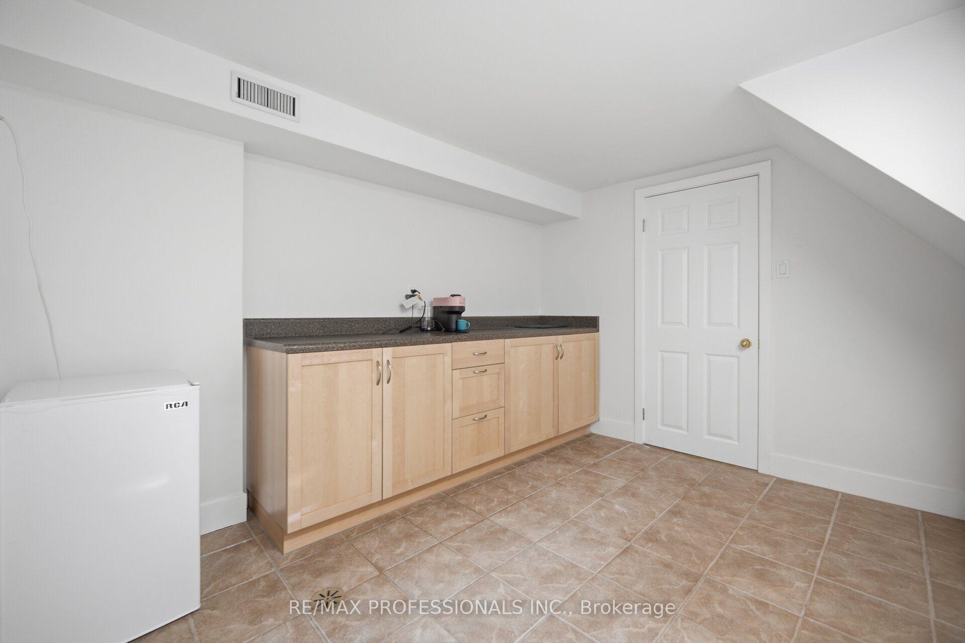Photo 37 of 8 Beaverbrook Avenue, Etobicoke, Princess-Rosethorn — HOMEH