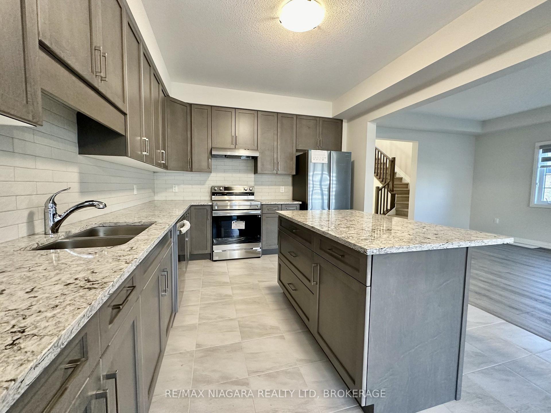 Photo 3 of 49 Saffron Way, Pelham, Fonthill — HOMEH