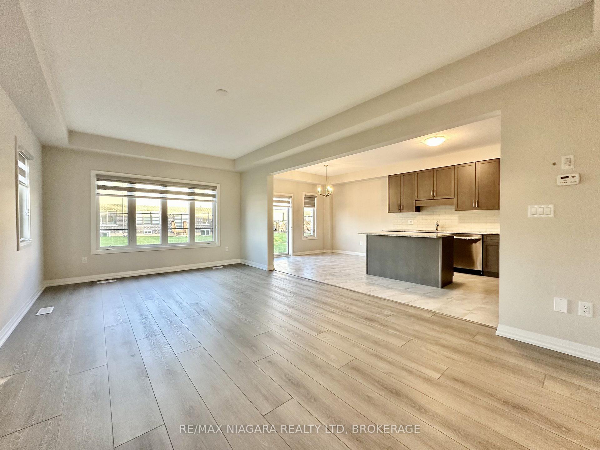 Photo 4 of 49 Saffron Way, Pelham, Fonthill — HOMEH