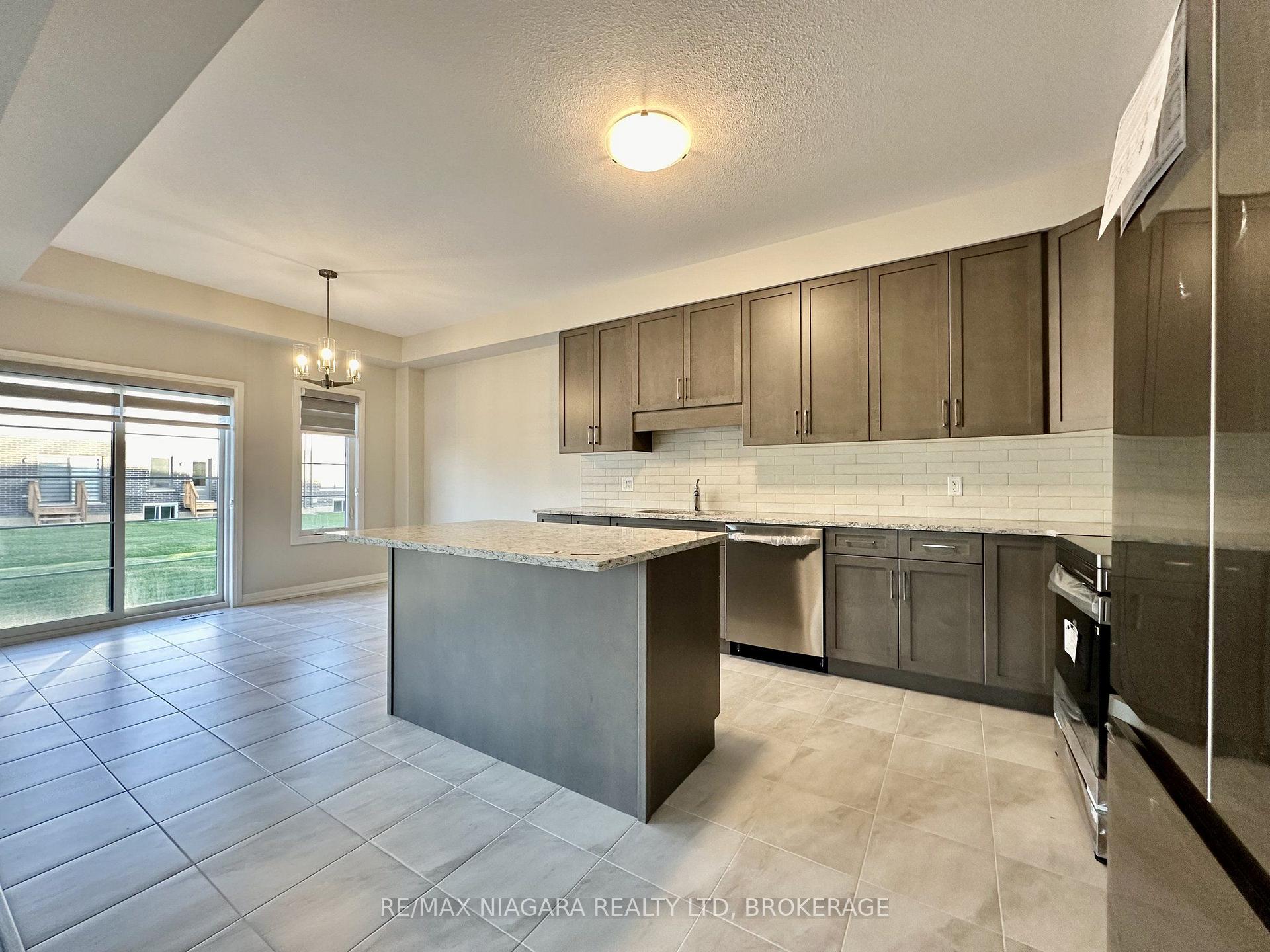 Photo 5 of 49 Saffron Way, Pelham, Fonthill — HOMEH