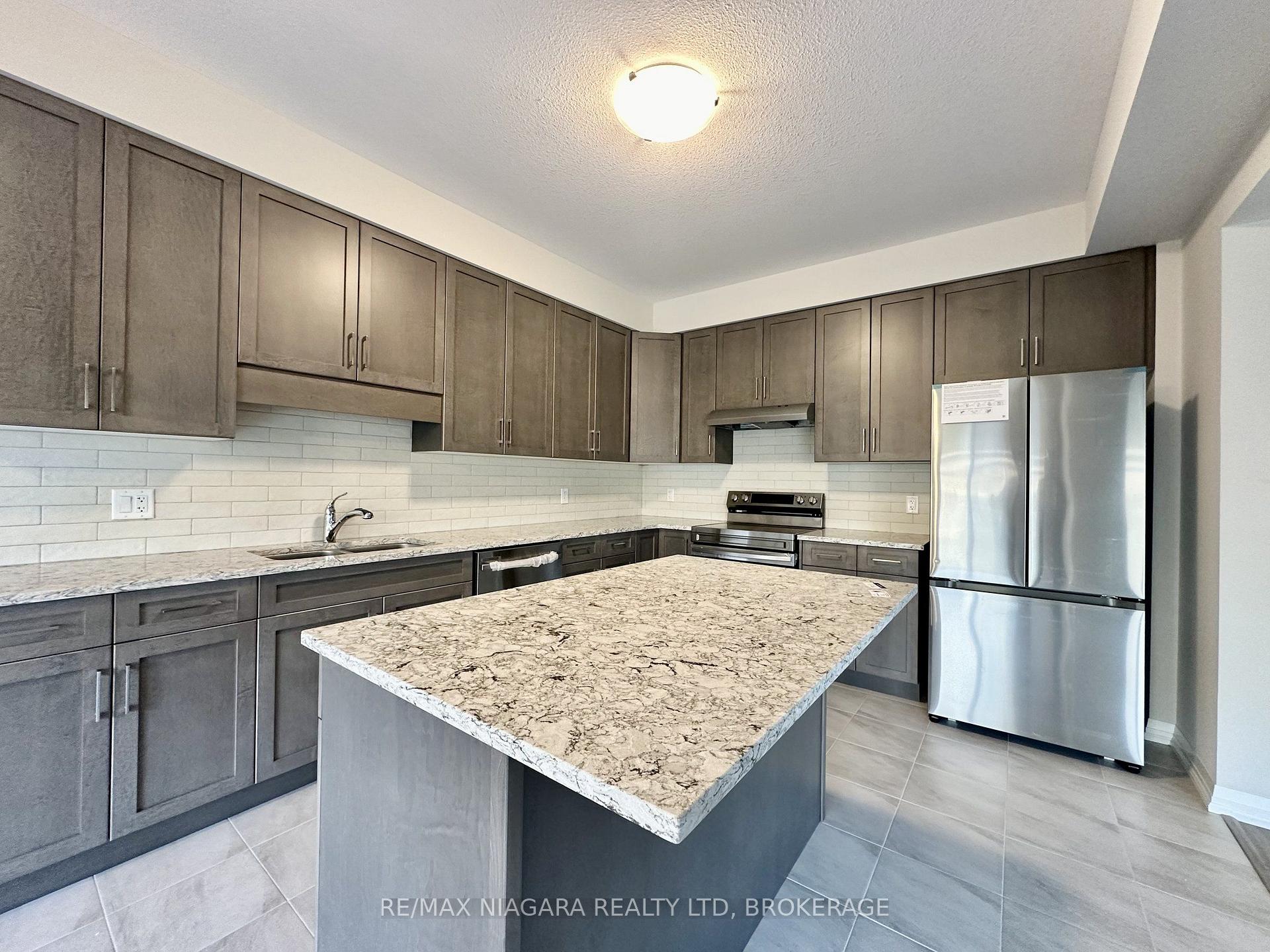 Photo 7 of 49 Saffron Way, Pelham, Fonthill — HOMEH