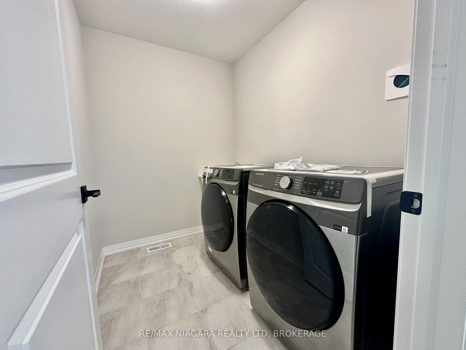 Photo 12 of 49 Saffron Way, Pelham, Fonthill — HOMEH