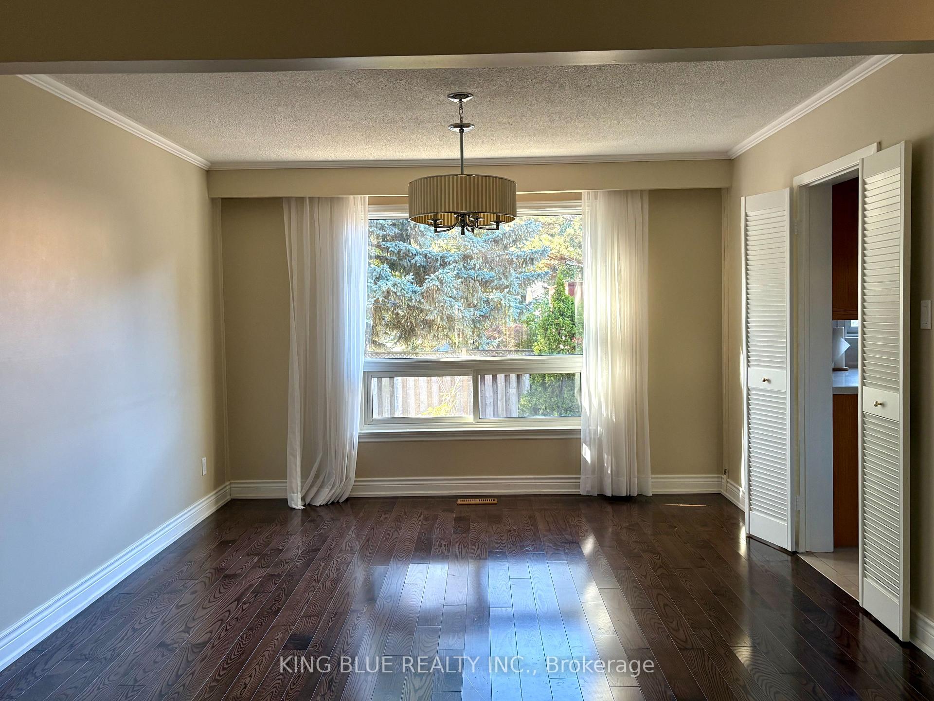 Photo 2 of 9 Denlow Boulevard, North York, Banbury-Don Mills — HOMEH