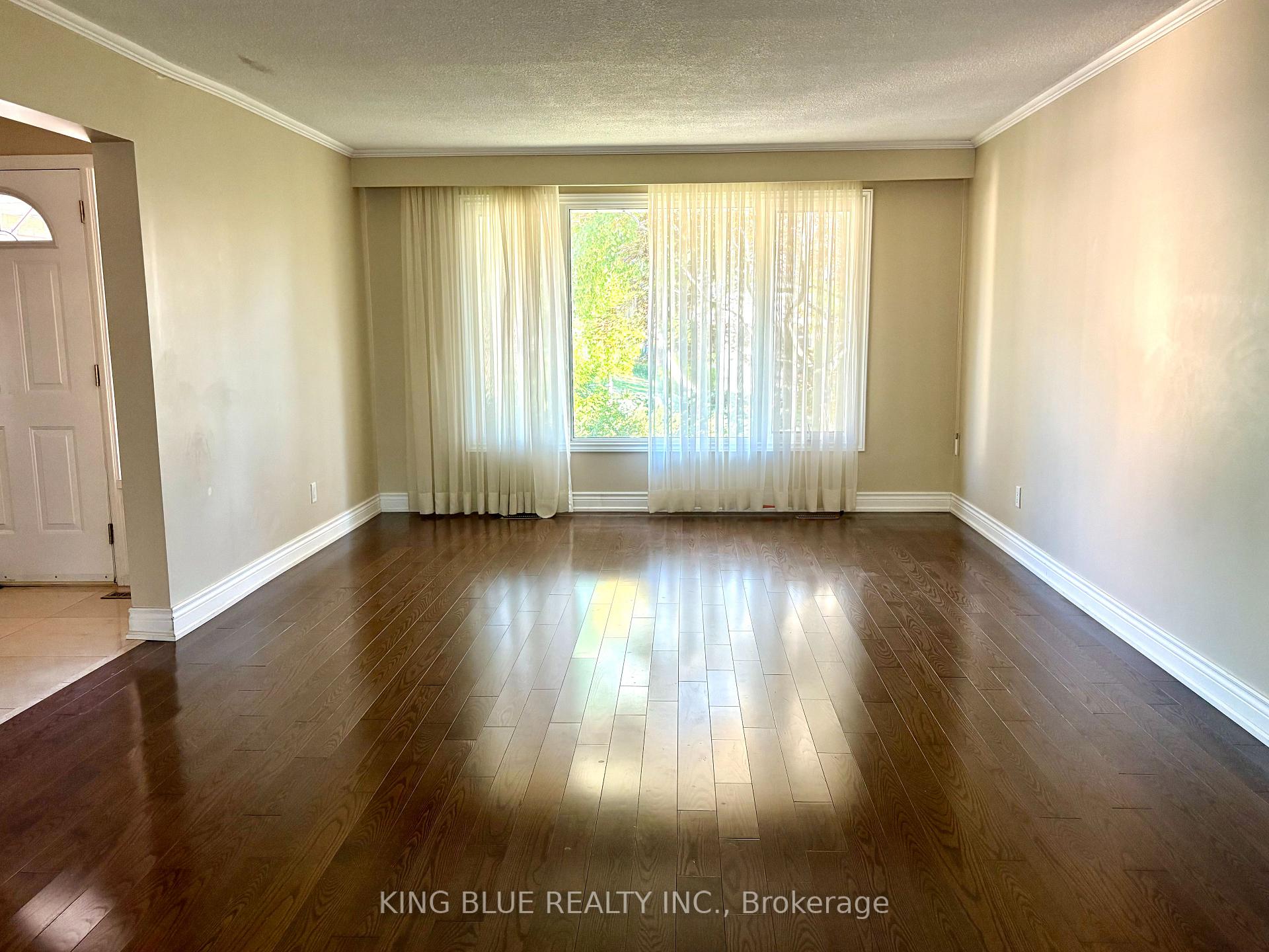 Photo 3 of 9 Denlow Boulevard, North York, Banbury-Don Mills — HOMEH