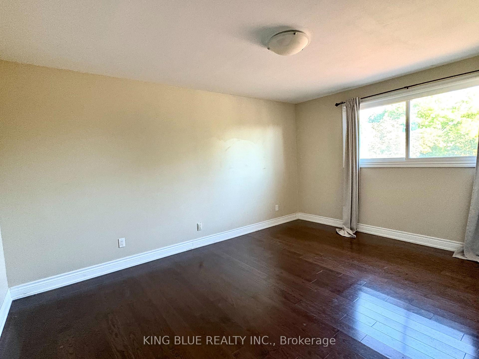 Photo 11 of 9 Denlow Boulevard, North York, Banbury-Don Mills — HOMEH