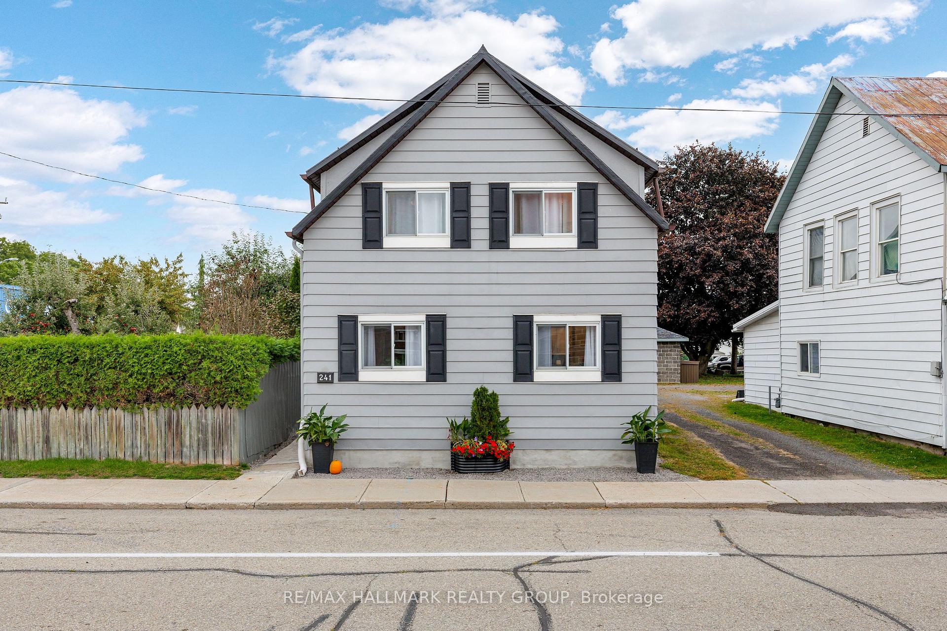 Photo of 241 Lewis Street E