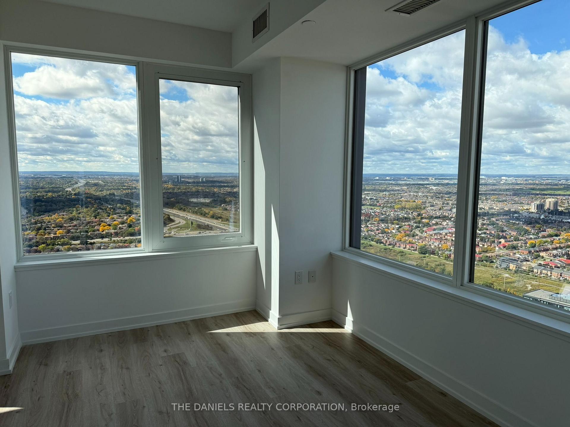 Photo 4 of Unit 4610, 395 Square One Drive, Mississauga, City Centre — HOMEH