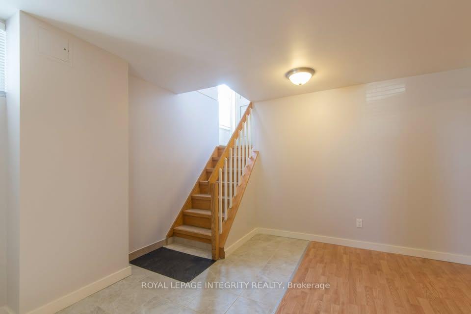 Photo 3 of Unit B, 892 Baseline Road, Ottawa, City View/Skyline/Fisher Heights/Parkwood Hills — HOMEH