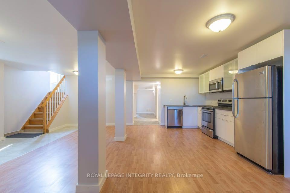 Photo 5 of Unit B, 892 Baseline Road, Ottawa, City View/Skyline/Fisher Heights/Parkwood Hills — HOMEH