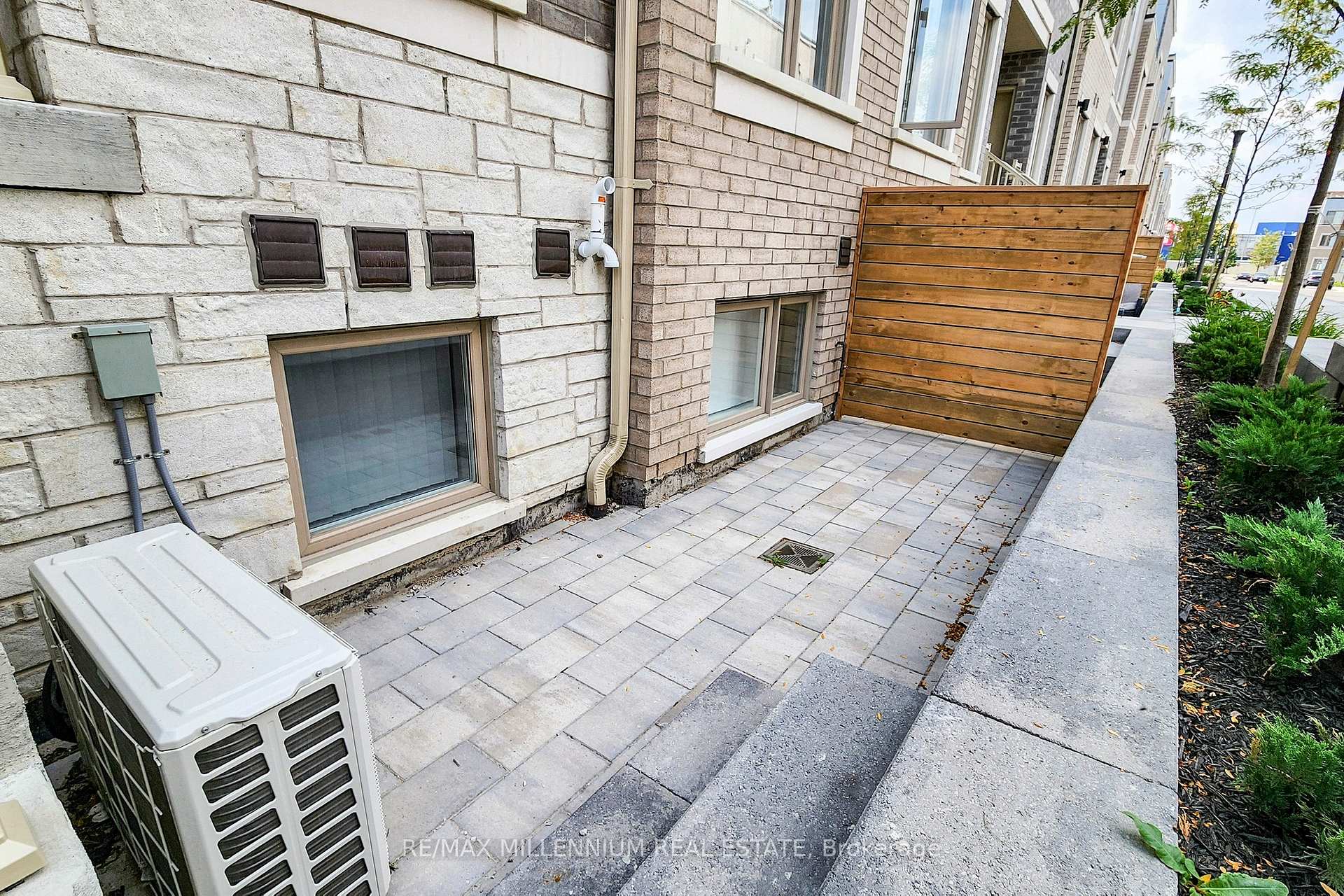 Photo 3 of Unit TH 350, 100 Honeycrisp Crescent, Vaughan, Vaughan Corporate Centre — HOMEH