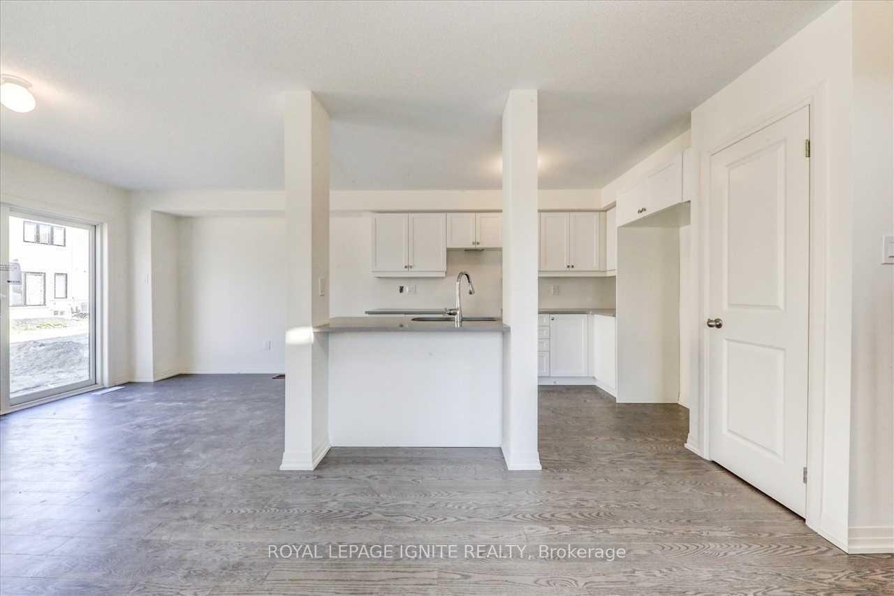 Photo 4 of 46 King George Way, Clarington, Bowmanville — HOMEH