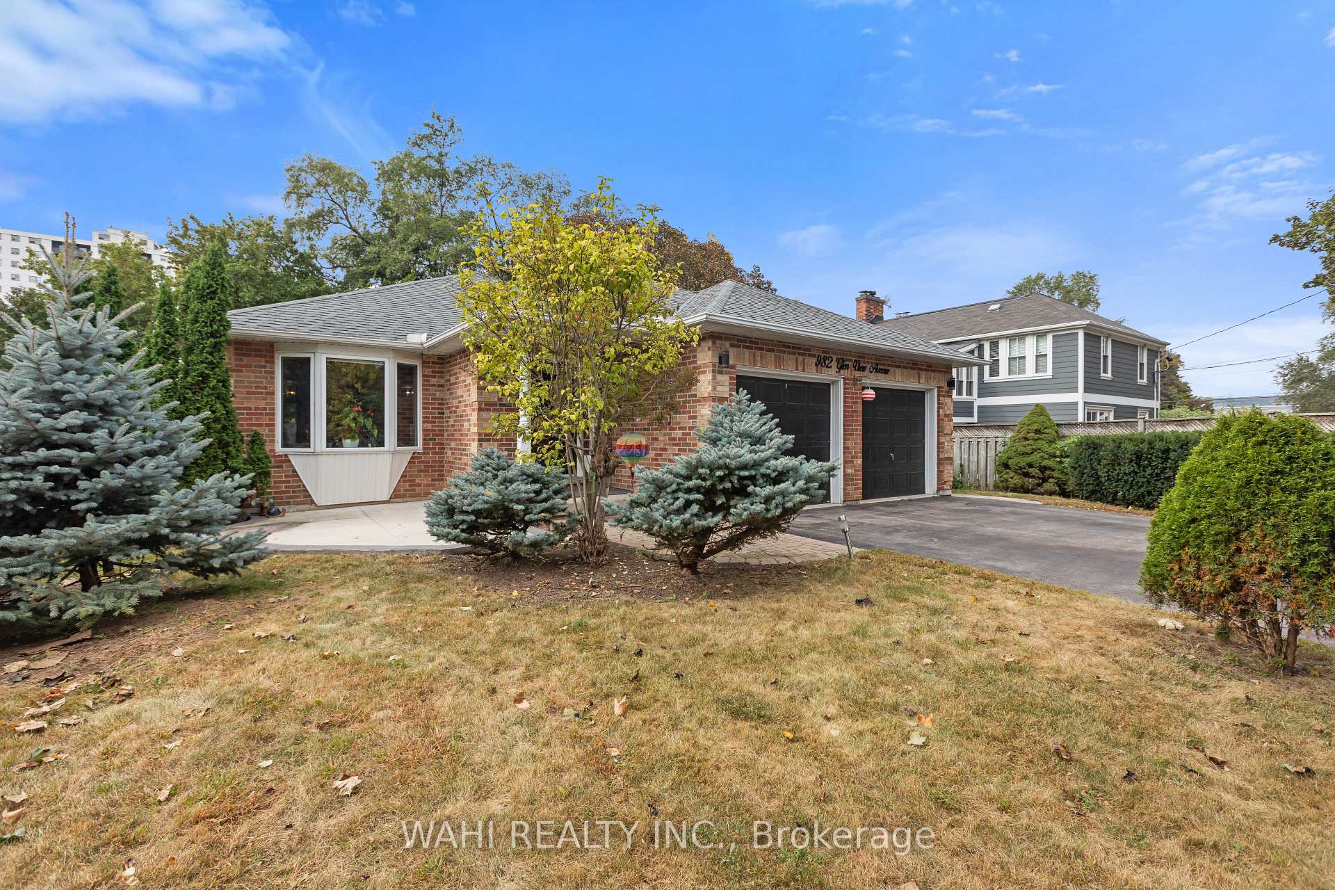 Photo 2 of 982 Glen View Avenue, Burlington, LaSalle — HOMEH