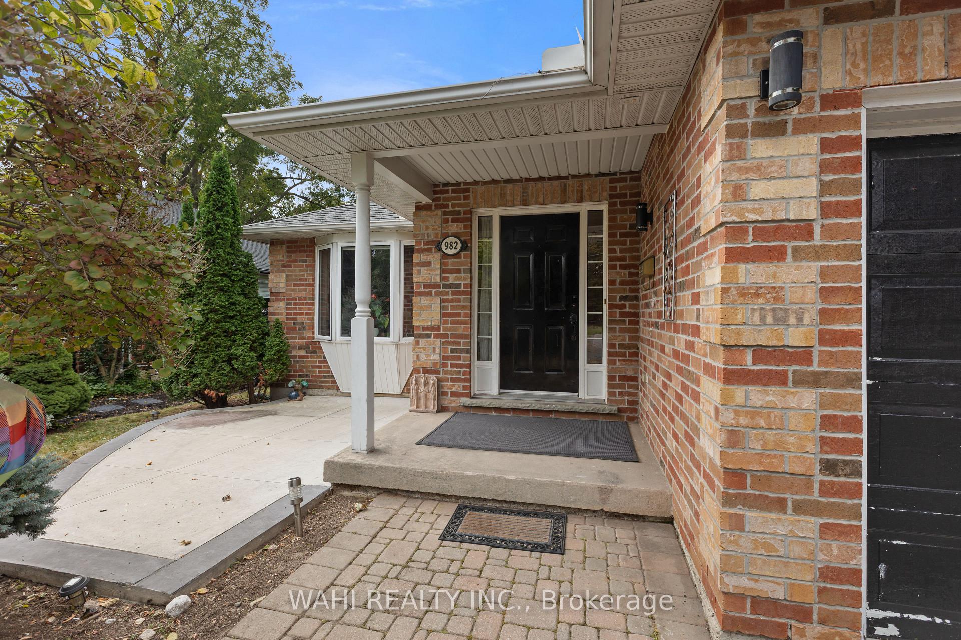 Photo 3 of 982 Glen View Avenue, Burlington, LaSalle — HOMEH