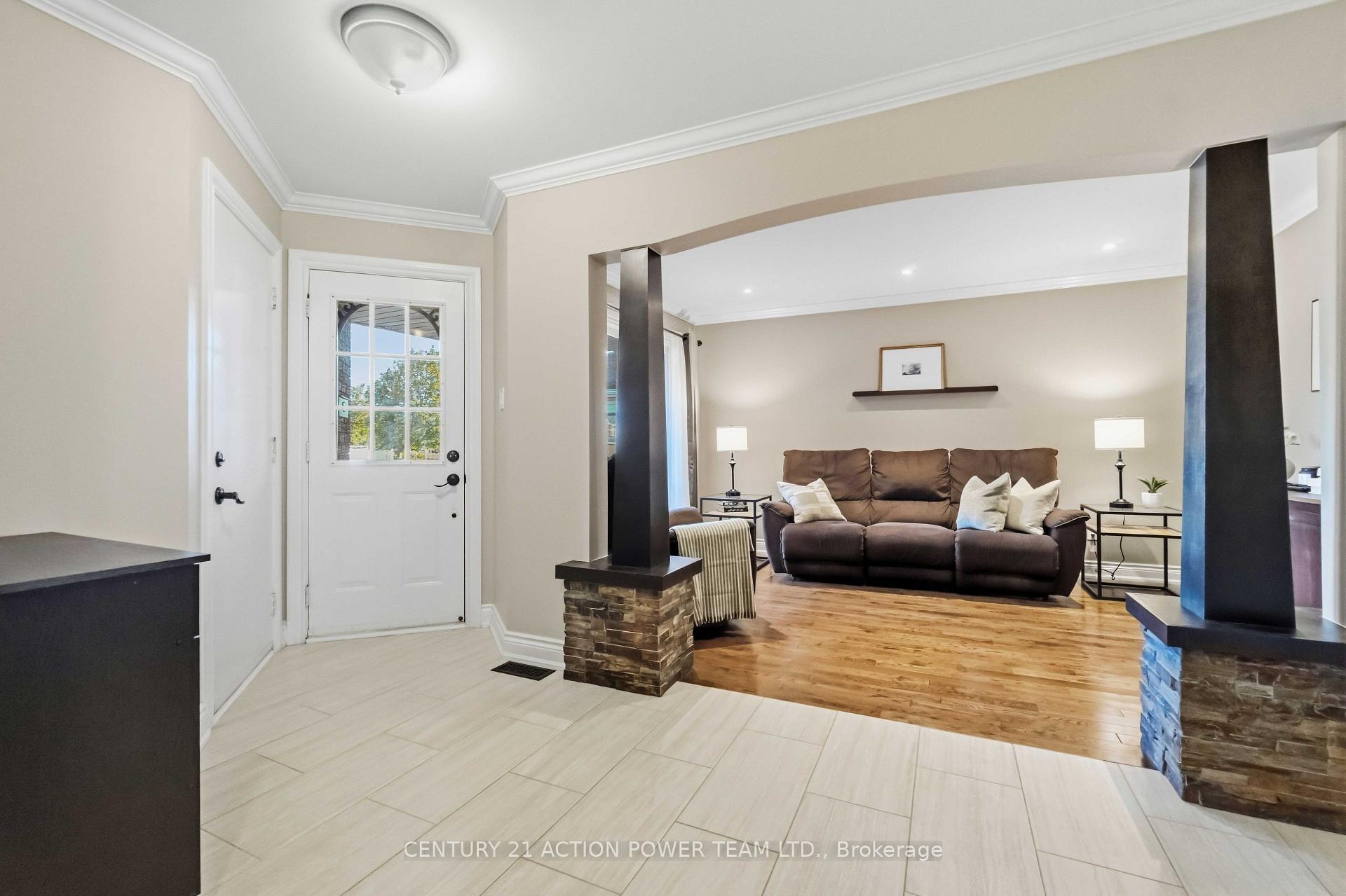 Photo 4 of 1032 Sheenboro Crescent, Ottawa, Fallingbrook/Pineridge — HOMEH