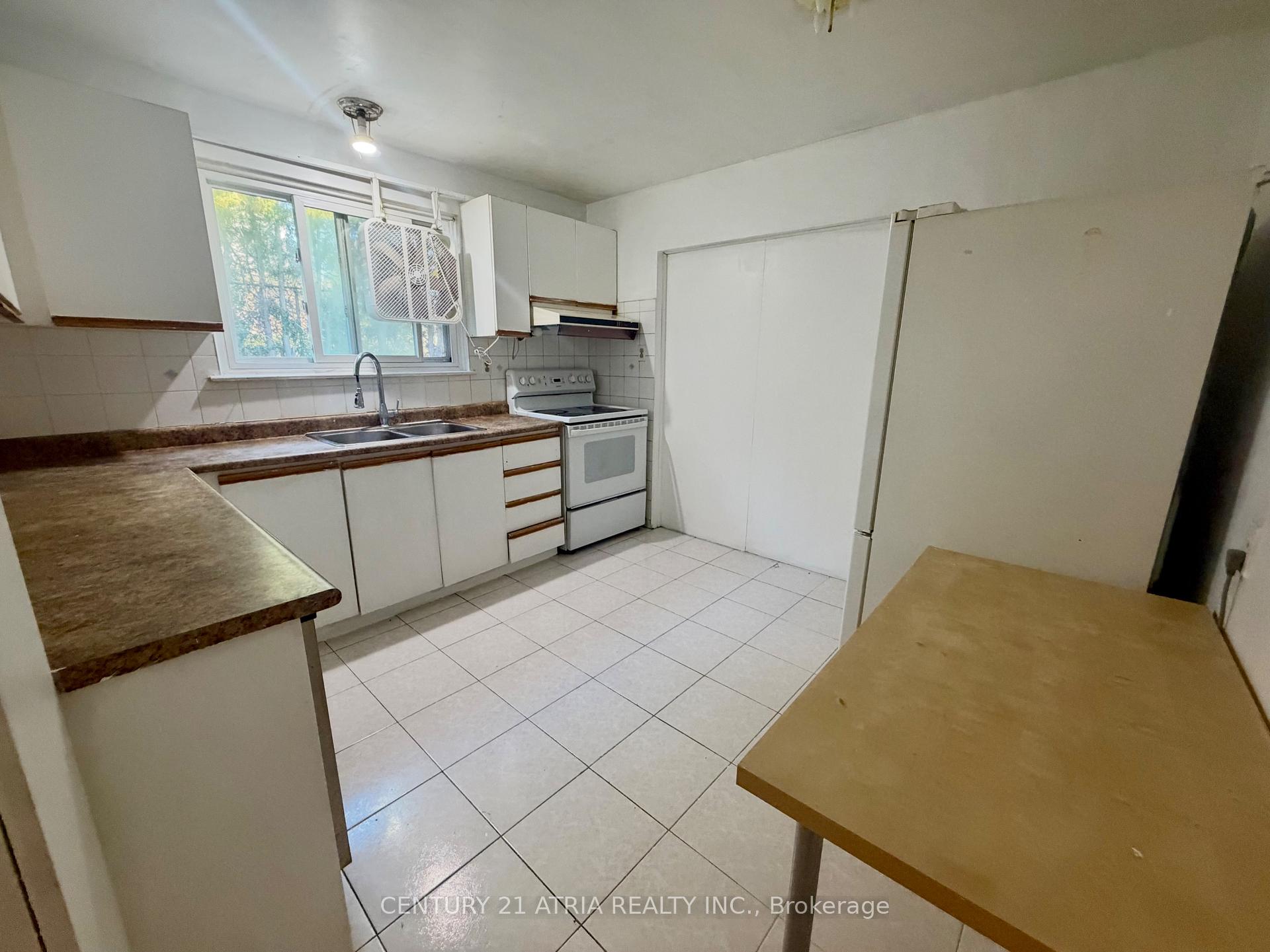 Photo 5 of Unit Ground Level, 24 Axsmith Crescent, North York, Don Valley Village — HOMEH
