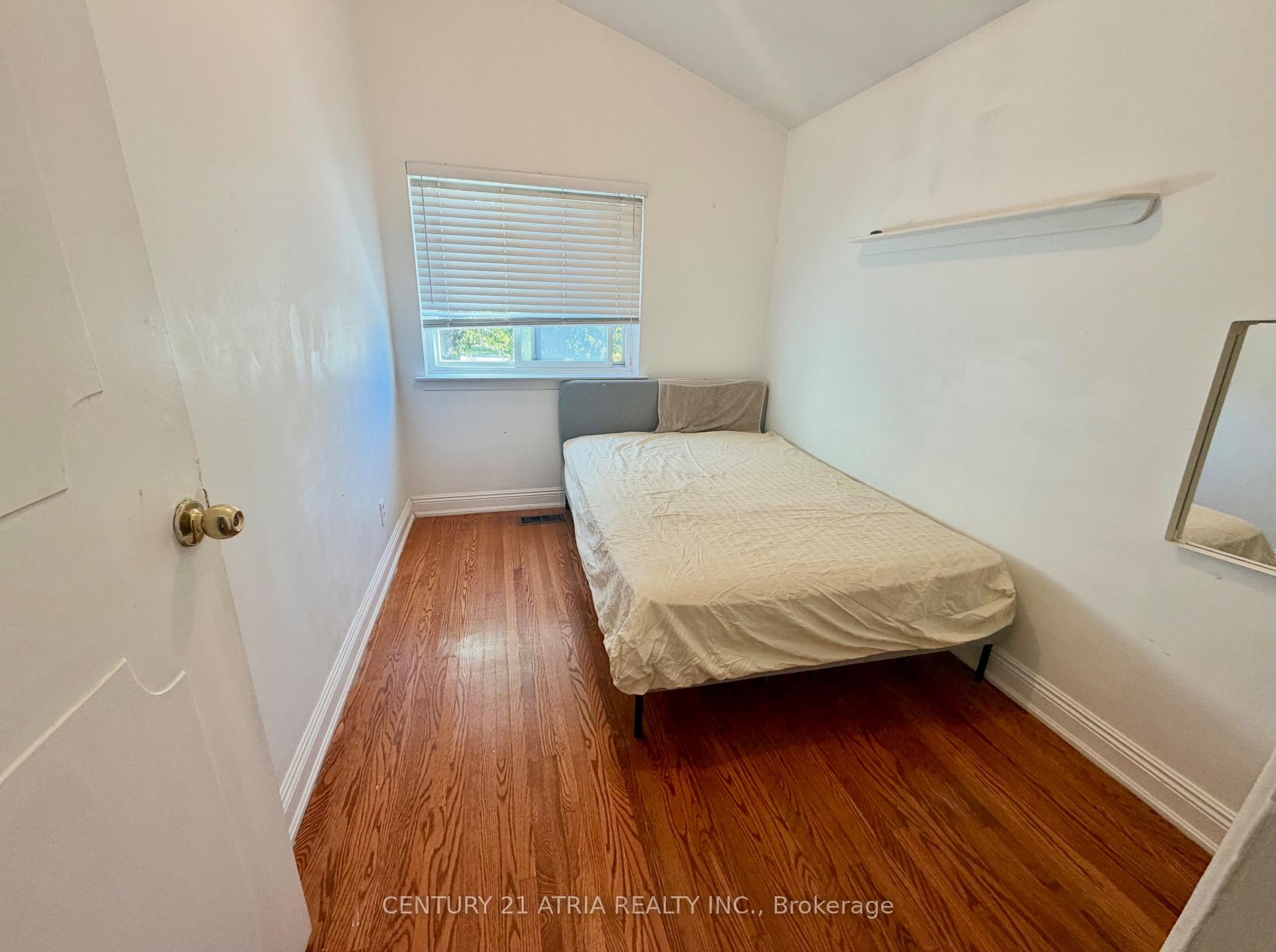 Photo 9 of Unit Ground Level, 24 Axsmith Crescent, North York, Don Valley Village — HOMEH