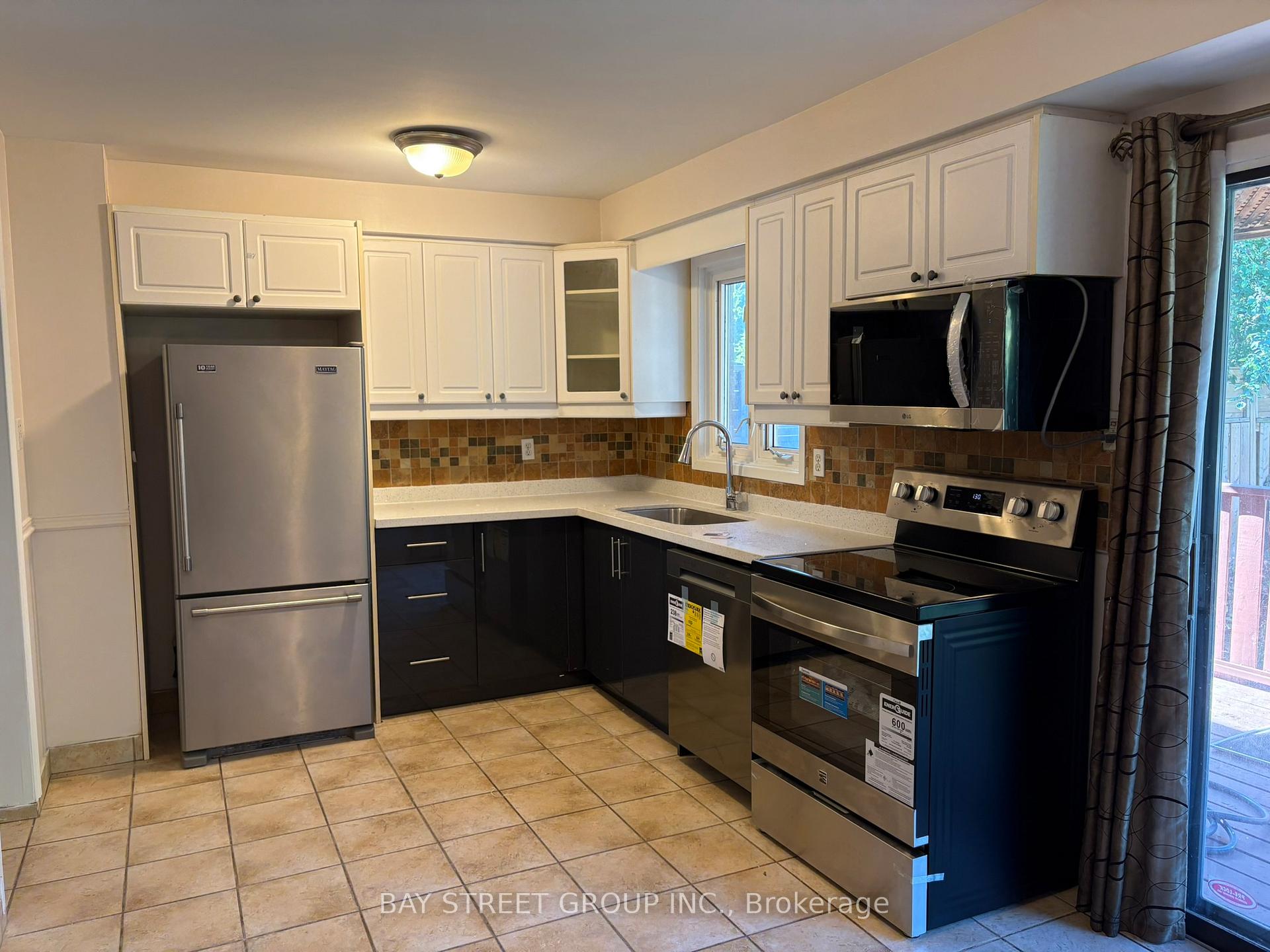 Photo 2 of 16 Tinti Place, Vaughan, Crestwood-Springfarm-Yorkhill — HOMEH