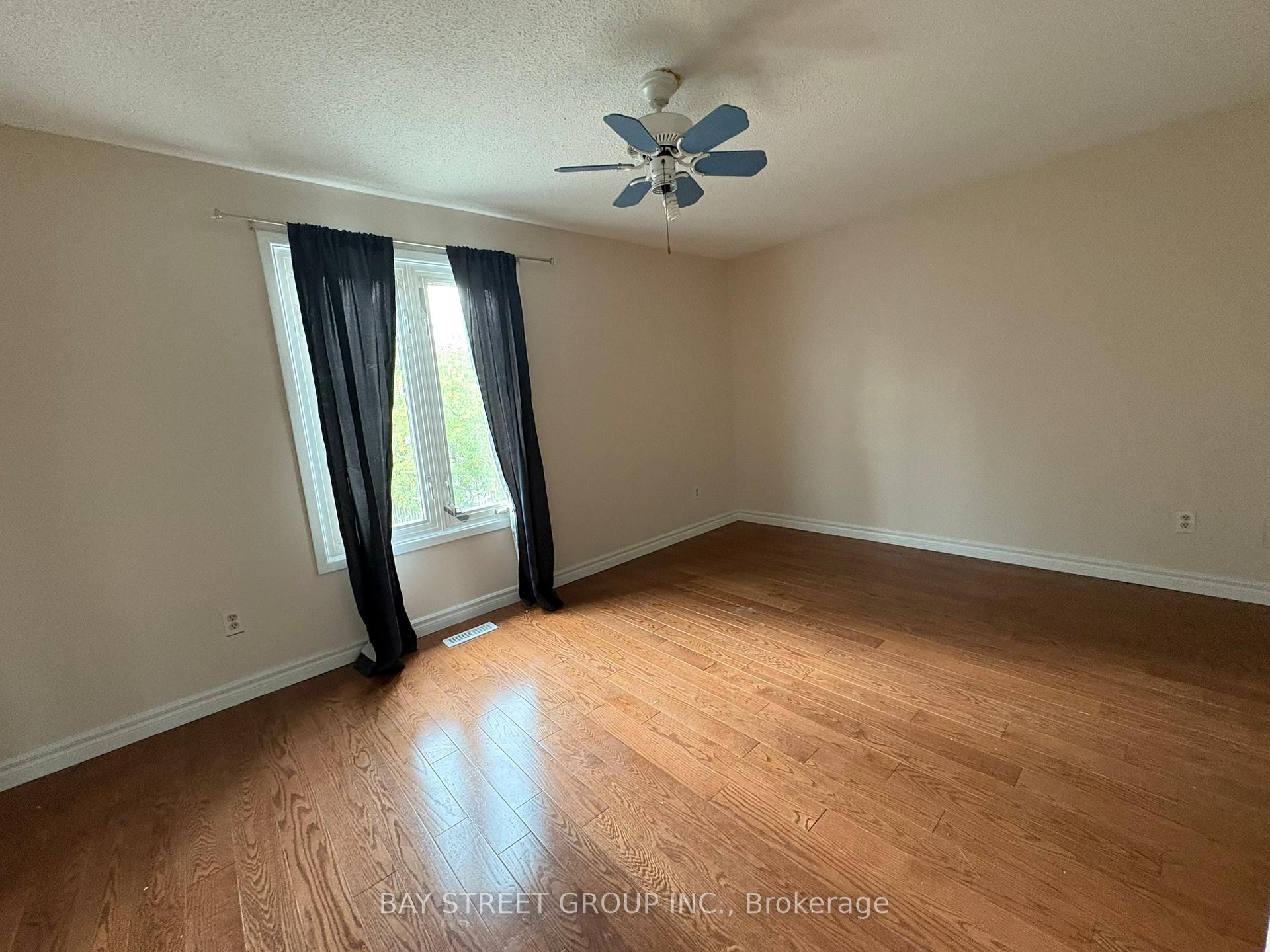Photo 4 of 16 Tinti Place, Vaughan, Crestwood-Springfarm-Yorkhill — HOMEH