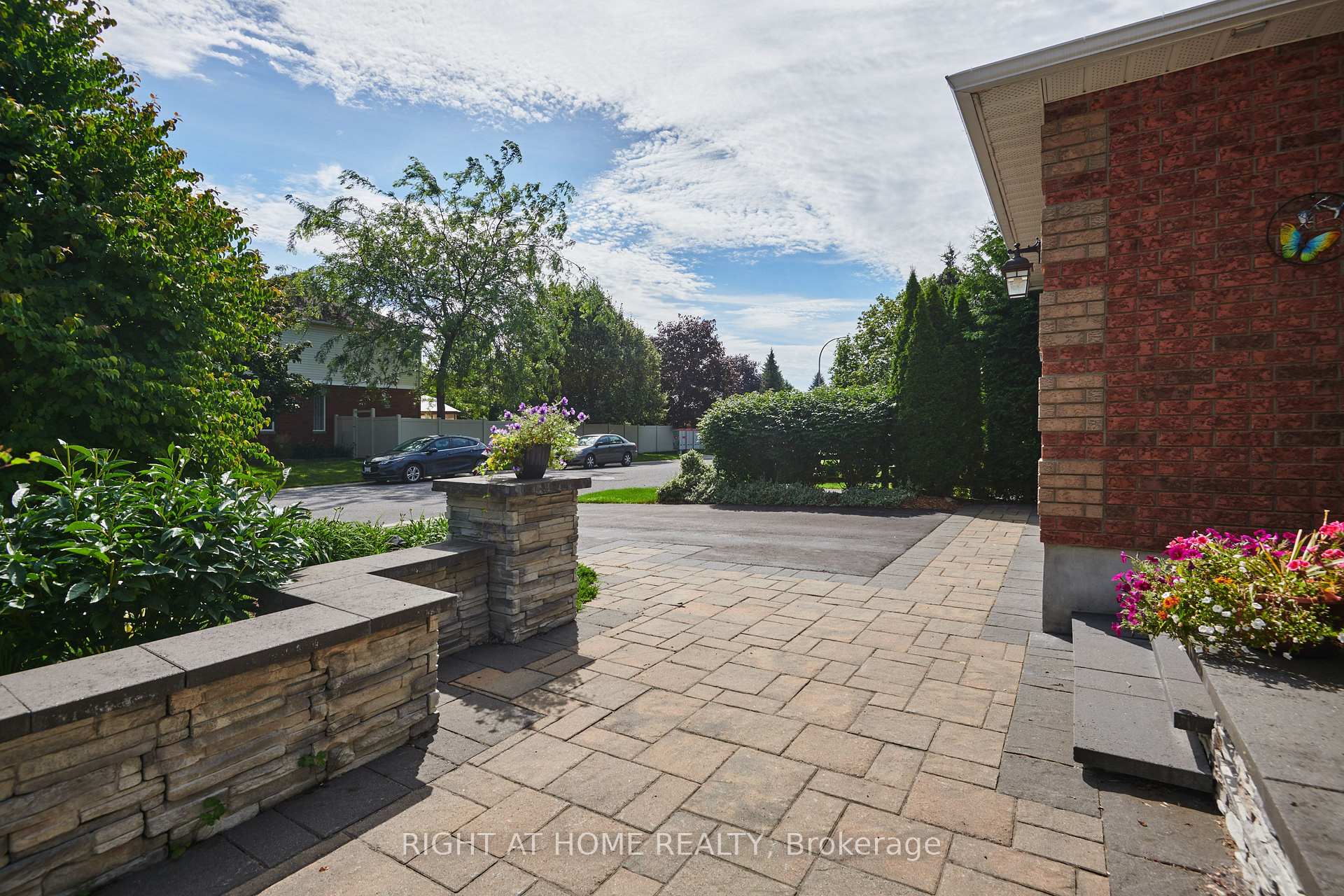 Photo 4 of 31 Forillon Crescent, Ottawa, Kanata - Bridlewood — HOMEH
