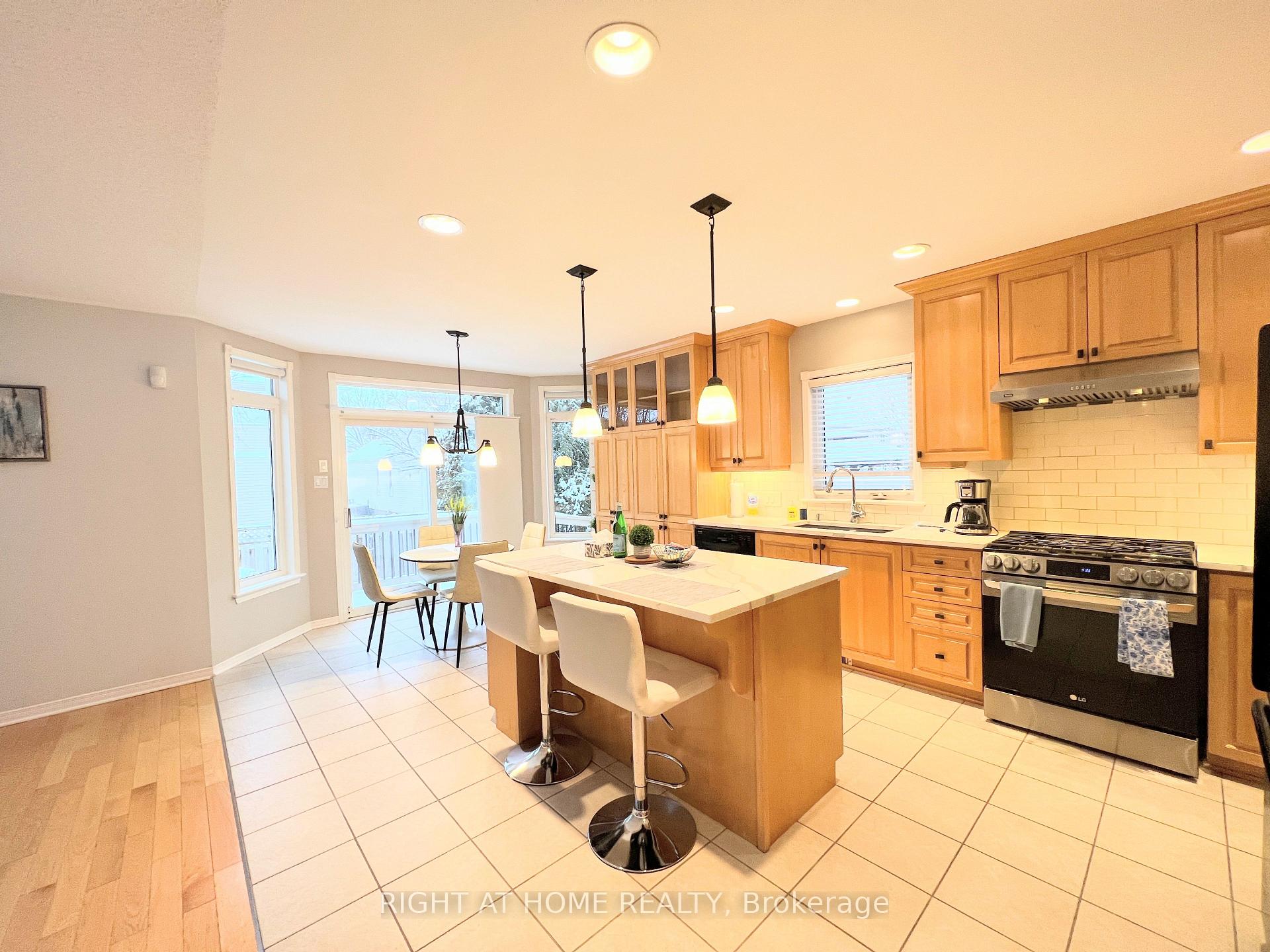 Photo 12 of 31 Forillon Crescent, Ottawa, Kanata - Bridlewood — HOMEH