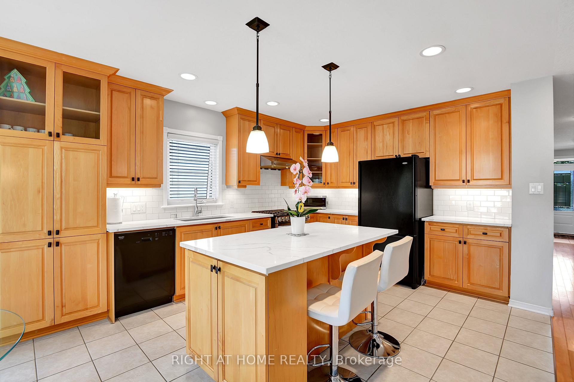 Photo 16 of 31 Forillon Crescent, Ottawa, Kanata - Bridlewood — HOMEH