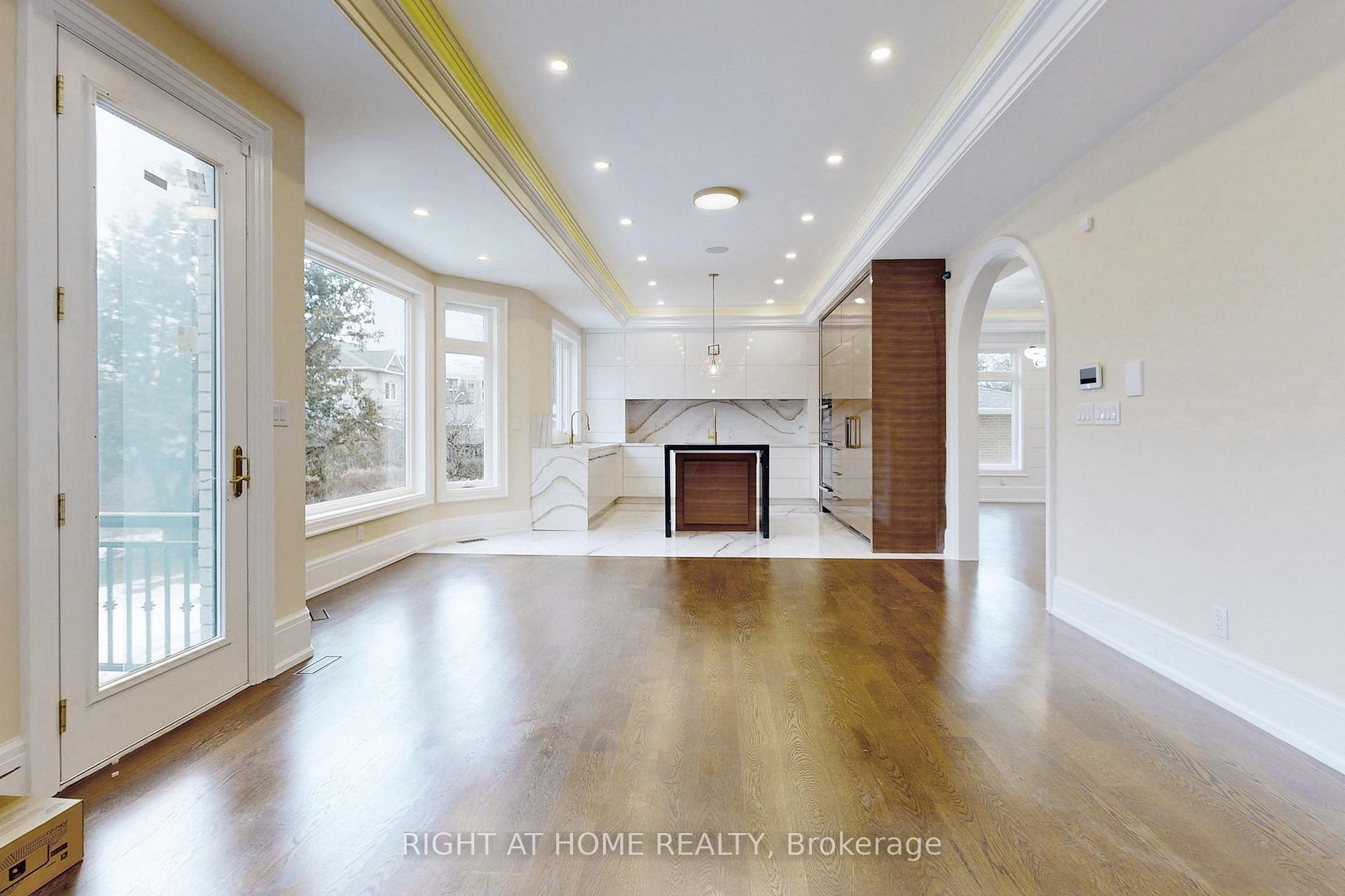 Photo 11 of 10 Jocelyn Crescent, North York, Banbury-Don Mills — HOMEH