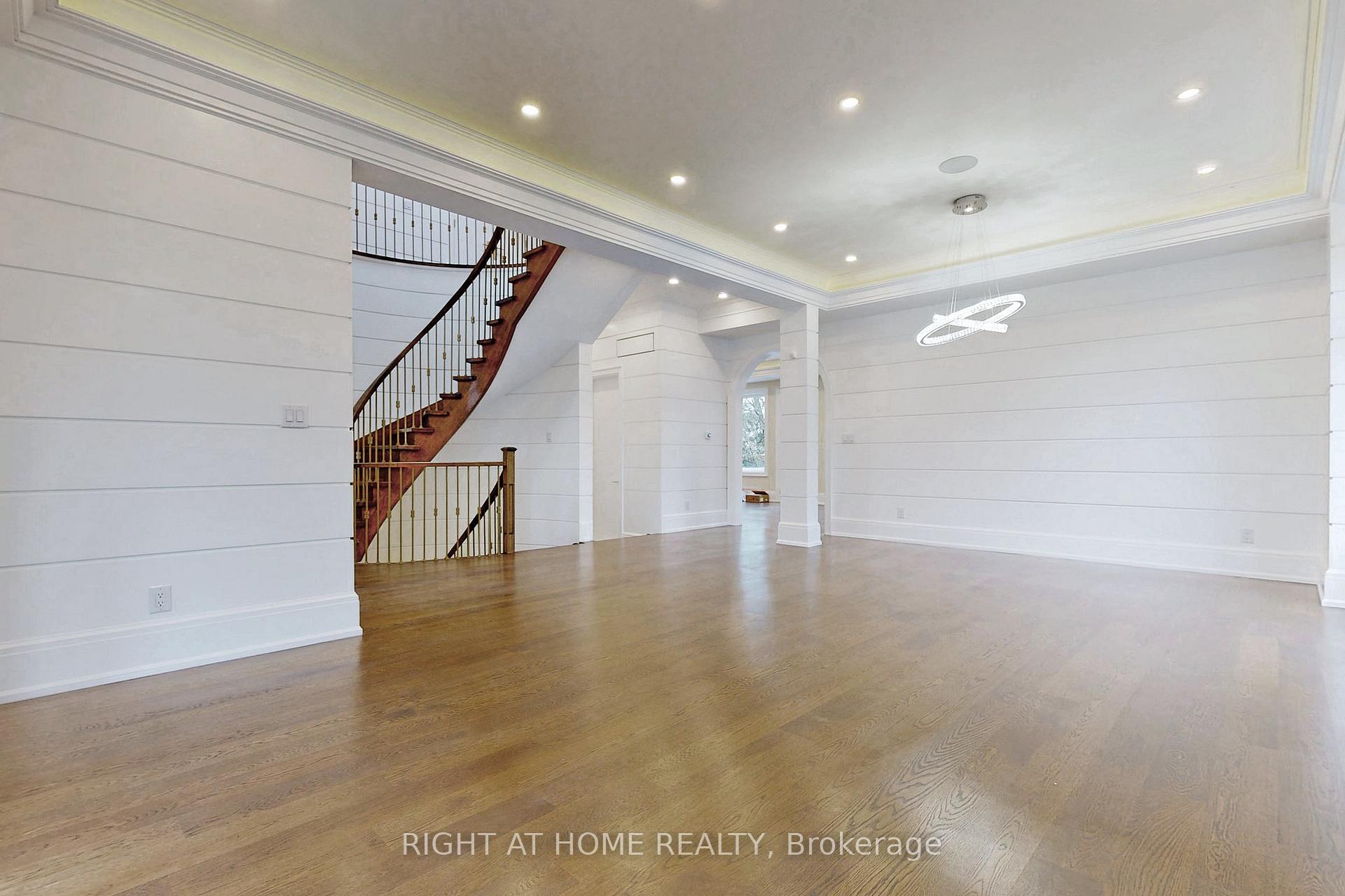 Photo 12 of 10 Jocelyn Crescent, North York, Banbury-Don Mills — HOMEH