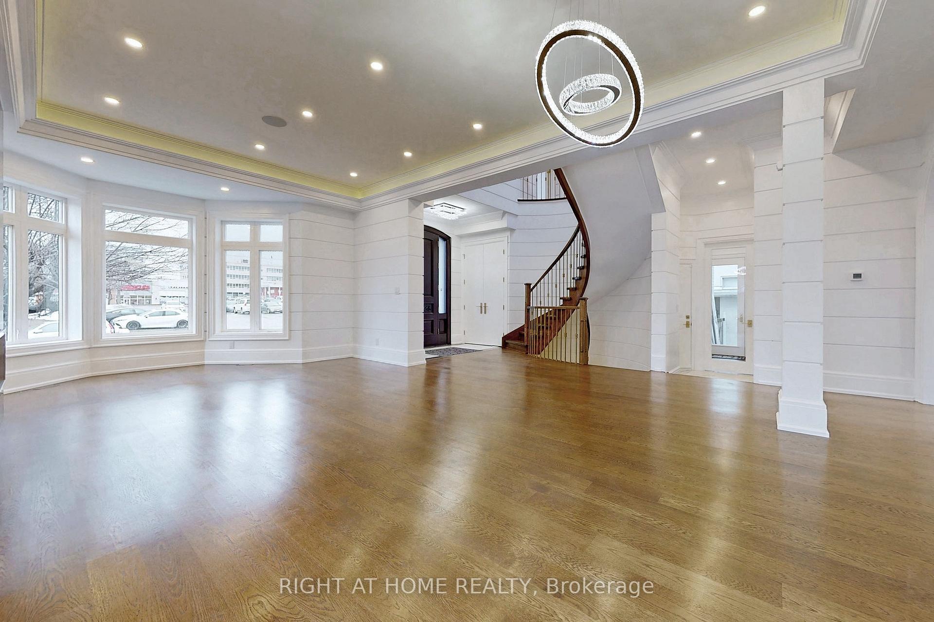 Photo 13 of 10 Jocelyn Crescent, North York, Banbury-Don Mills — HOMEH