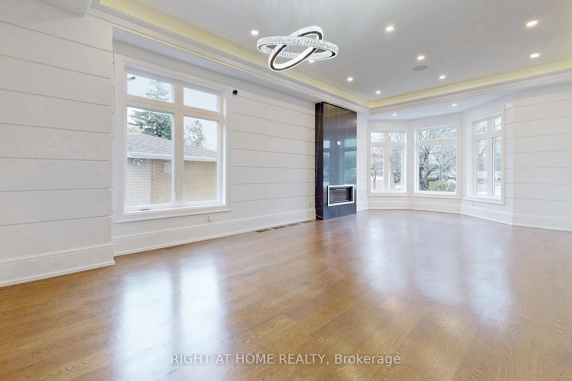 Photo 14 of 10 Jocelyn Crescent, North York, Banbury-Don Mills — HOMEH