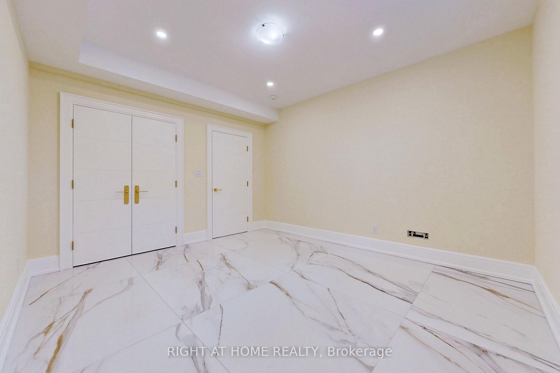 Photo 17 of 10 Jocelyn Crescent, North York, Banbury-Don Mills — HOMEH