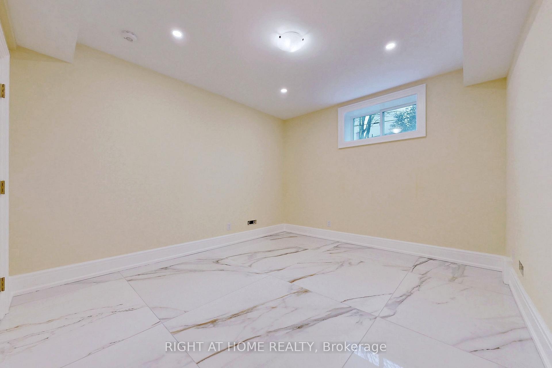 Photo 18 of 10 Jocelyn Crescent, North York, Banbury-Don Mills — HOMEH
