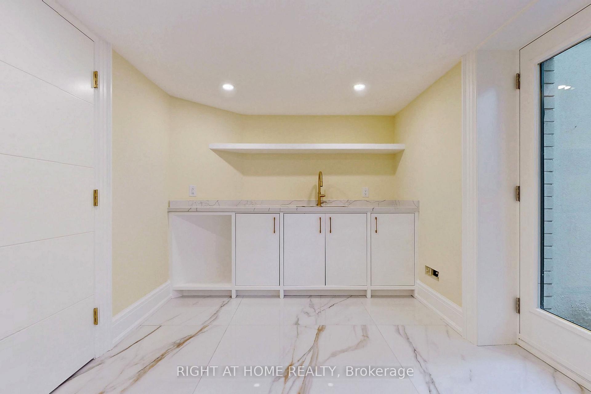 Photo 19 of 10 Jocelyn Crescent, North York, Banbury-Don Mills — HOMEH