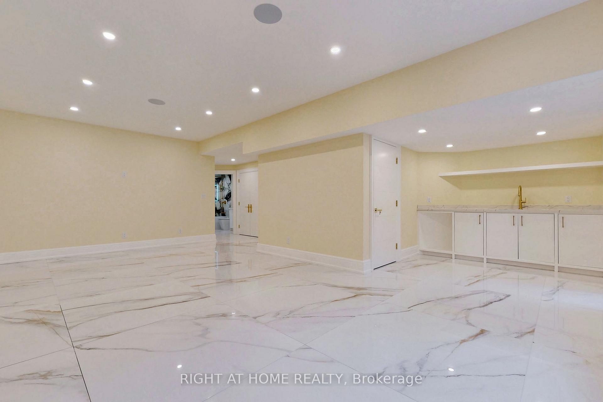 Photo 20 of 10 Jocelyn Crescent, North York, Banbury-Don Mills — HOMEH