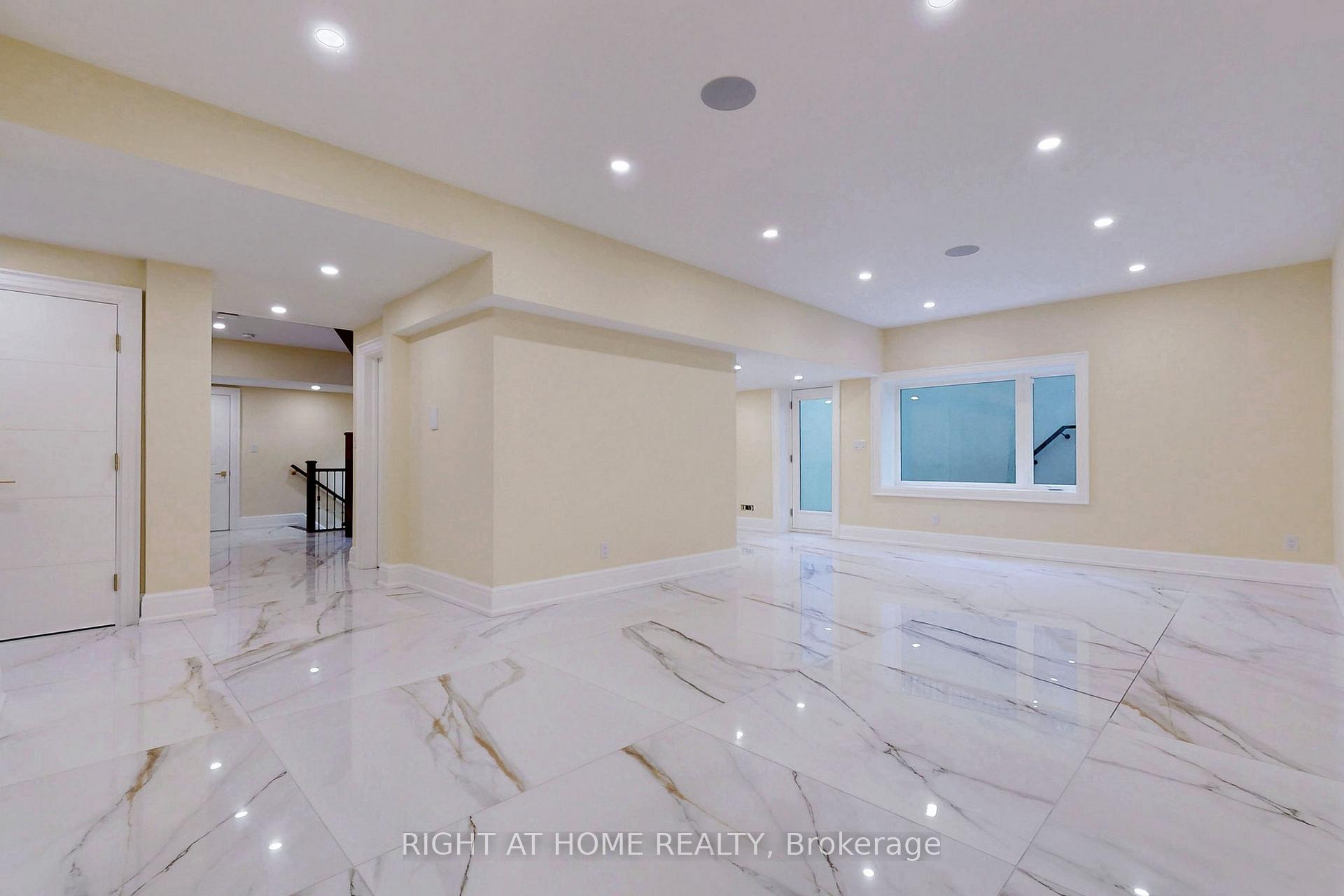 Photo 21 of 10 Jocelyn Crescent, North York, Banbury-Don Mills — HOMEH