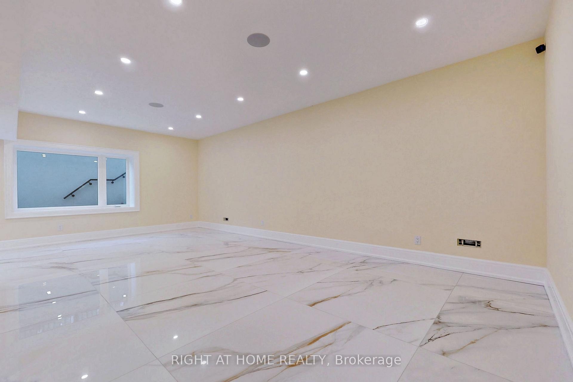 Photo 22 of 10 Jocelyn Crescent, North York, Banbury-Don Mills — HOMEH