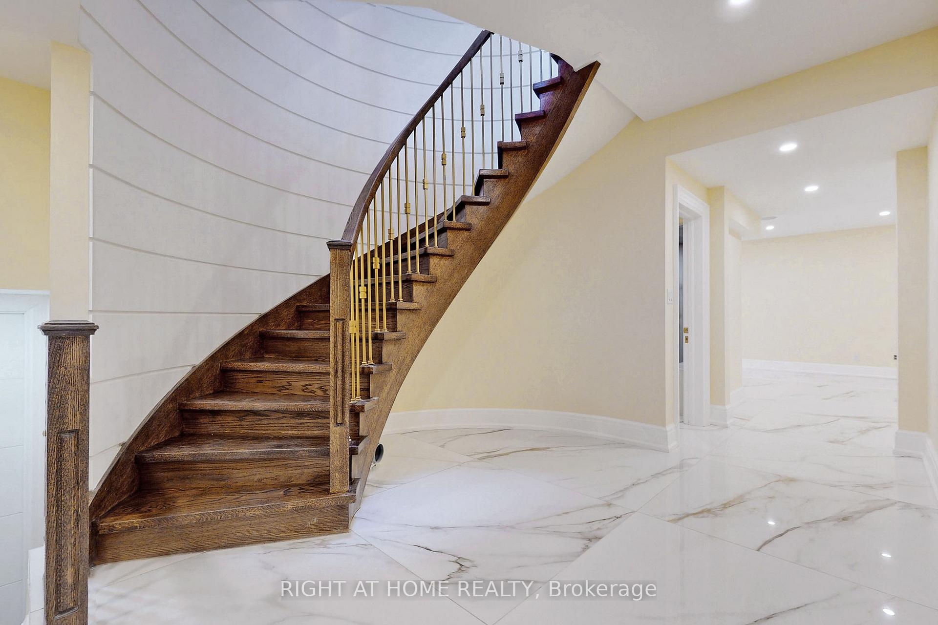 Photo 23 of 10 Jocelyn Crescent, North York, Banbury-Don Mills — HOMEH