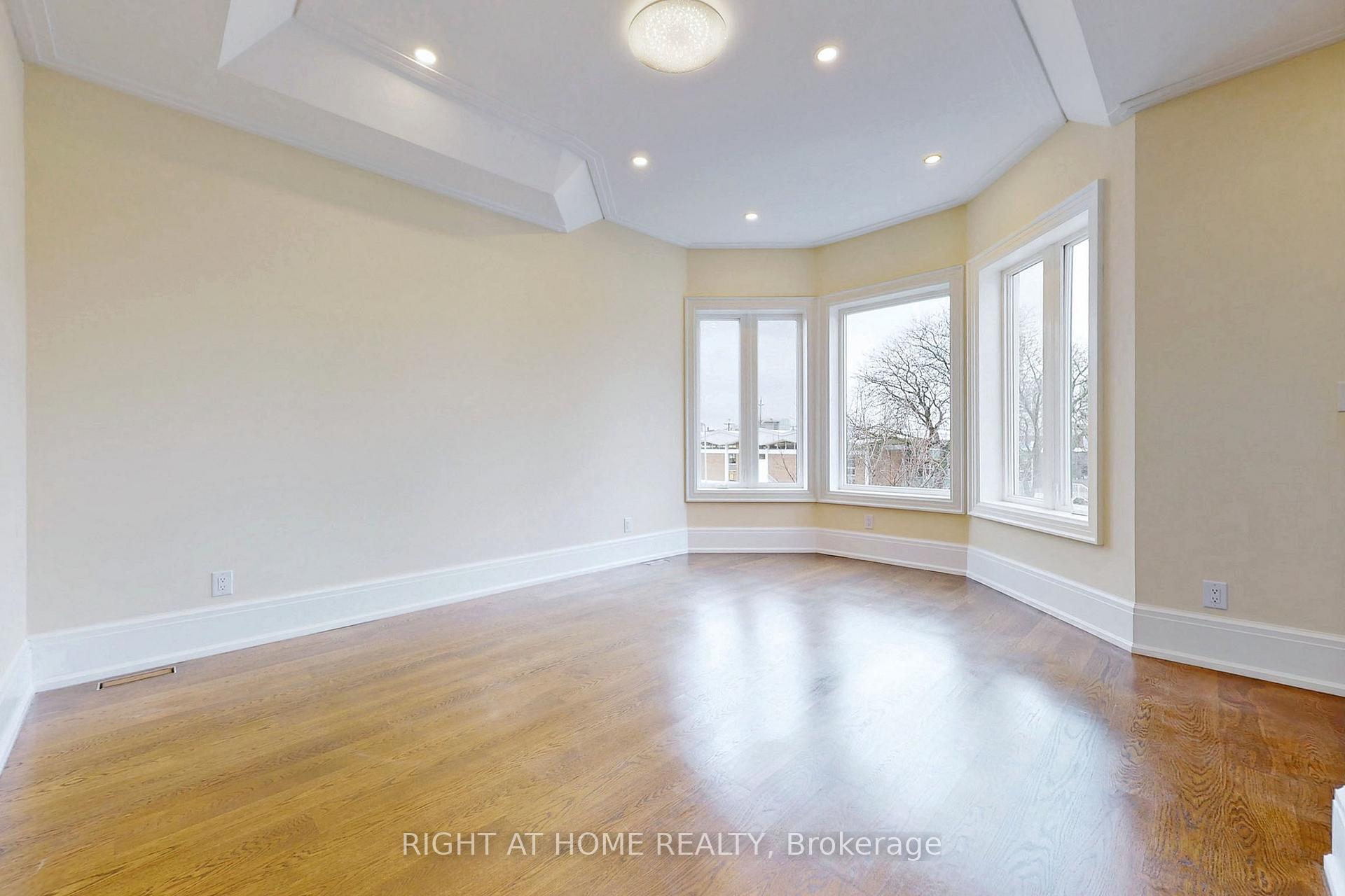 Photo 30 of 10 Jocelyn Crescent, North York, Banbury-Don Mills — HOMEH
