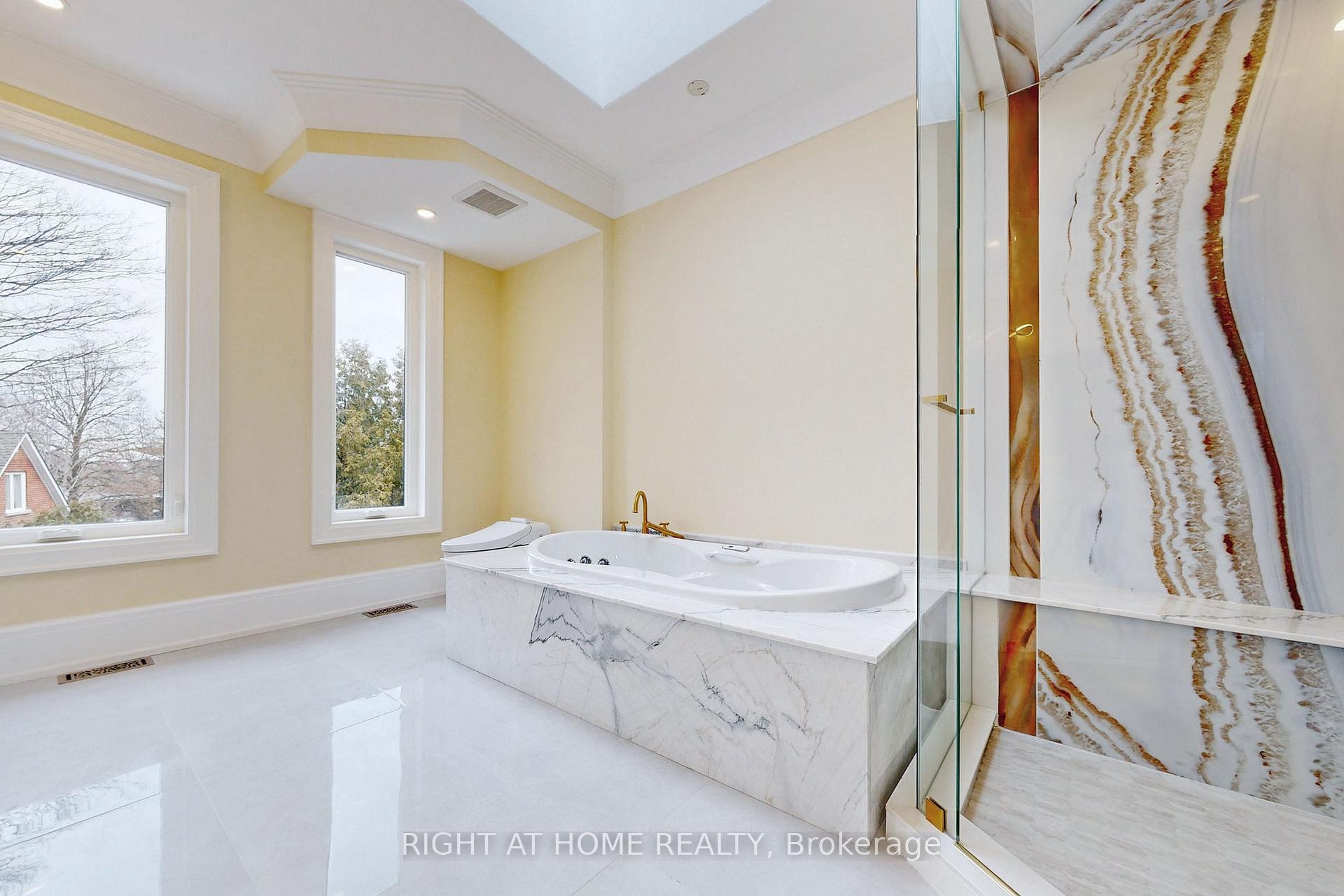 Photo 33 of 10 Jocelyn Crescent, North York, Banbury-Don Mills — HOMEH